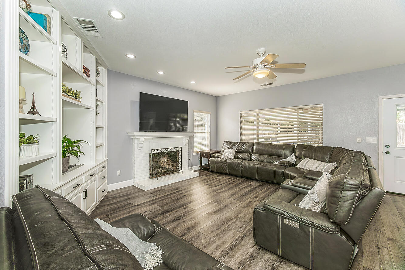 2409 SE Cottonwood Cir, Visalia, CA 93277