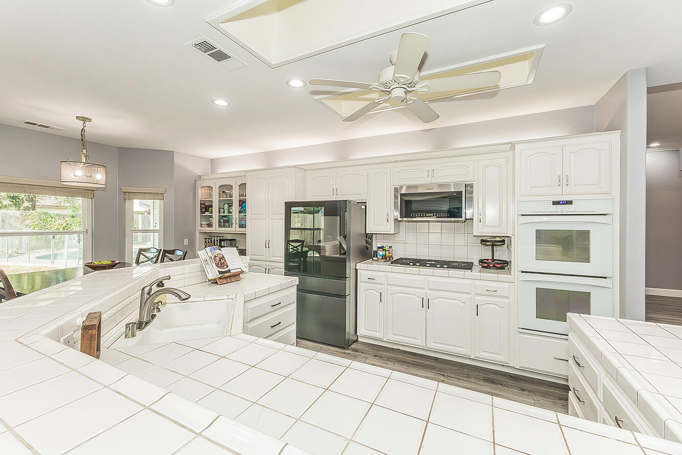 2409 SE Cottonwood Cir, Visalia, CA 93277