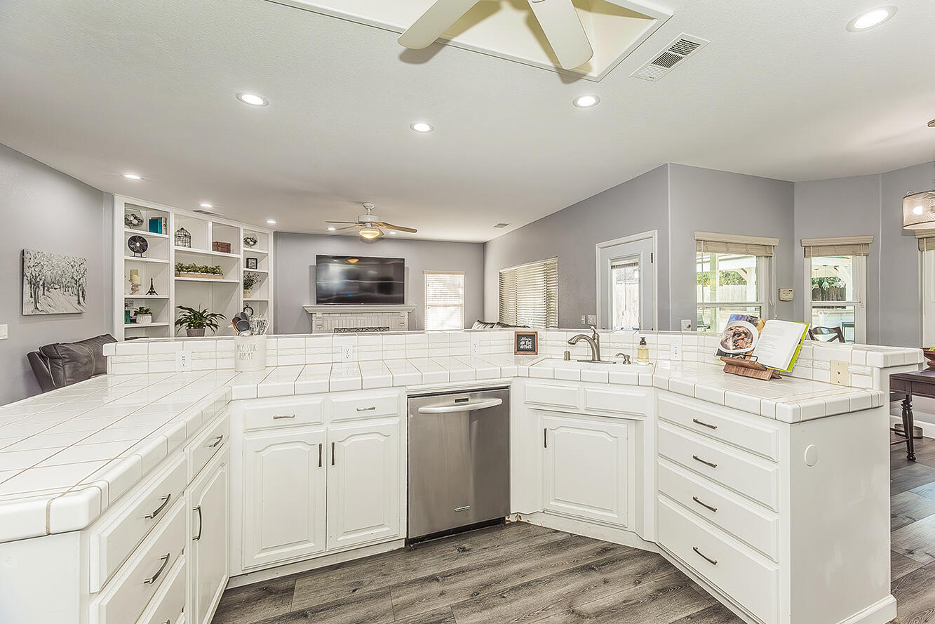 2409 SE Cottonwood Cir, Visalia, CA 93277