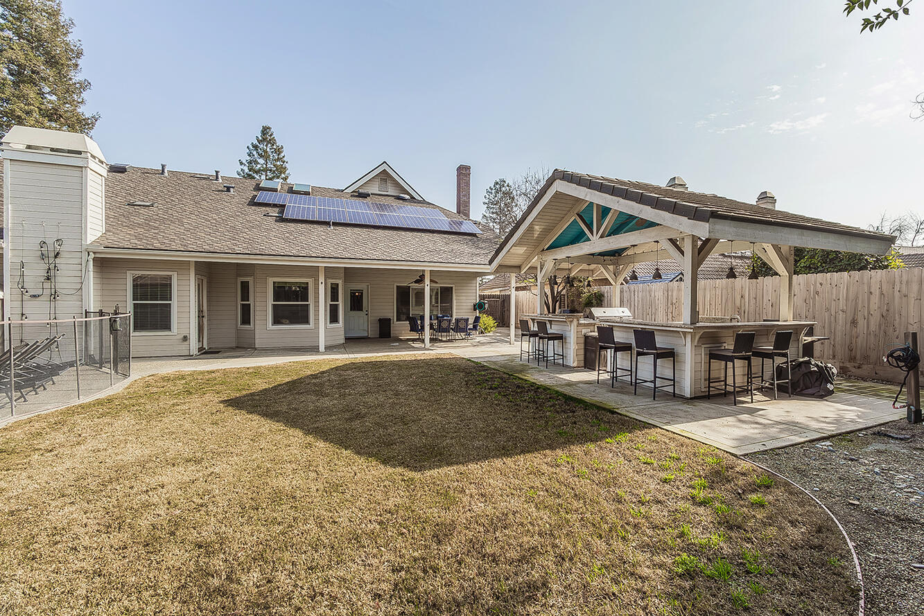 2409 SE Cottonwood Cir, Visalia, CA 93277