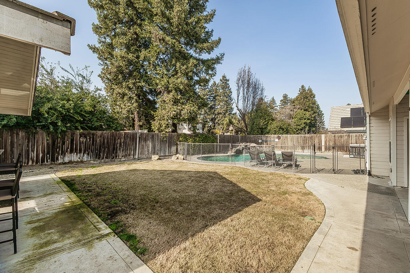 2409 SE Cottonwood Cir, Visalia, CA 93277