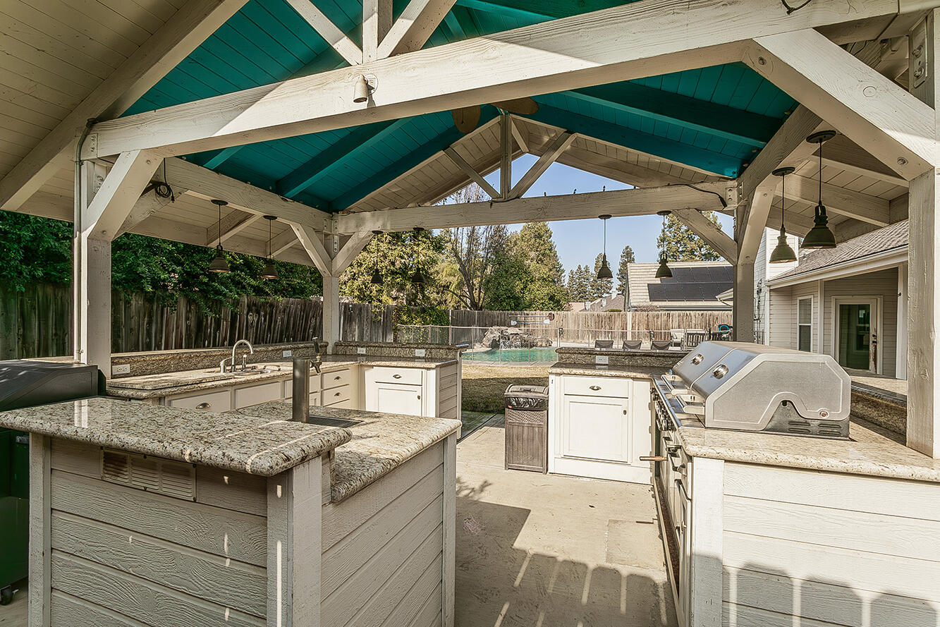 2409 SE Cottonwood Cir, Visalia, CA 93277