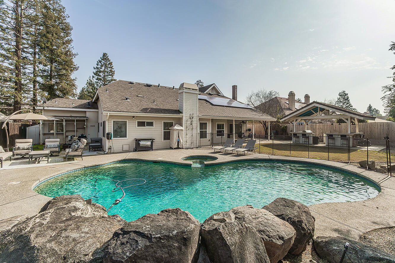 2409 SE Cottonwood Cir, Visalia, CA 93277