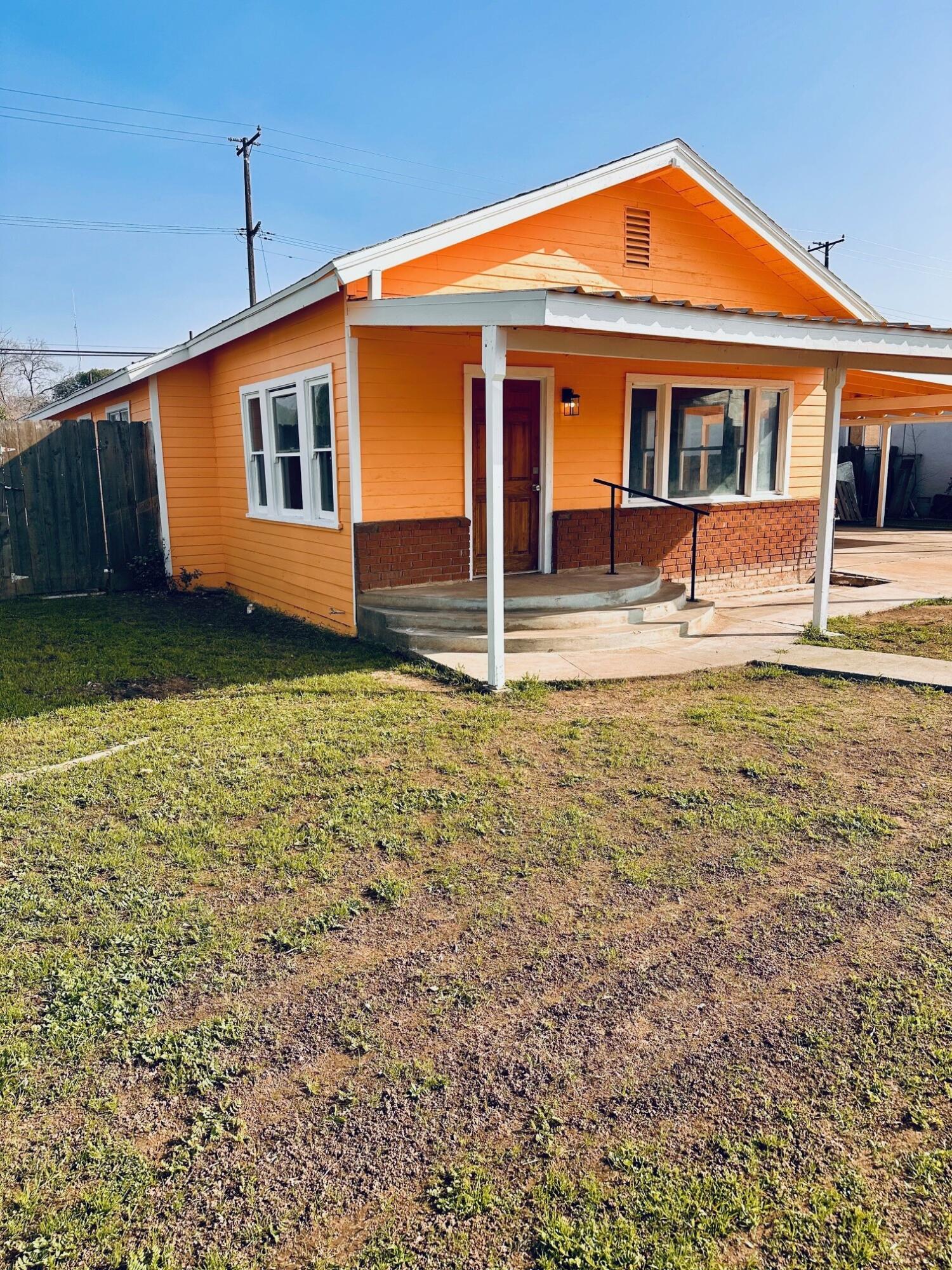 366 N Palm St, Woodlake, CA 93286