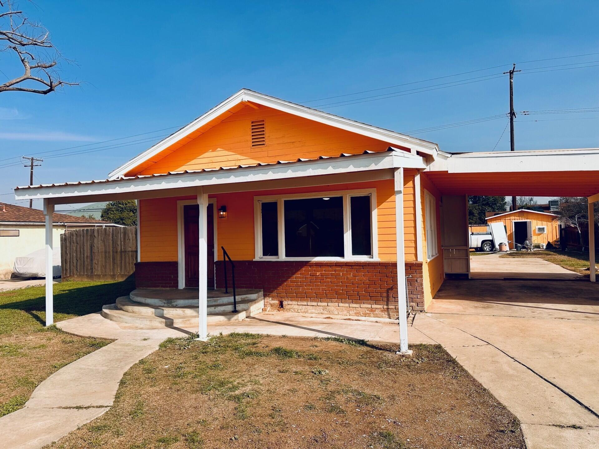 366 N Palm St, Woodlake, CA 93286