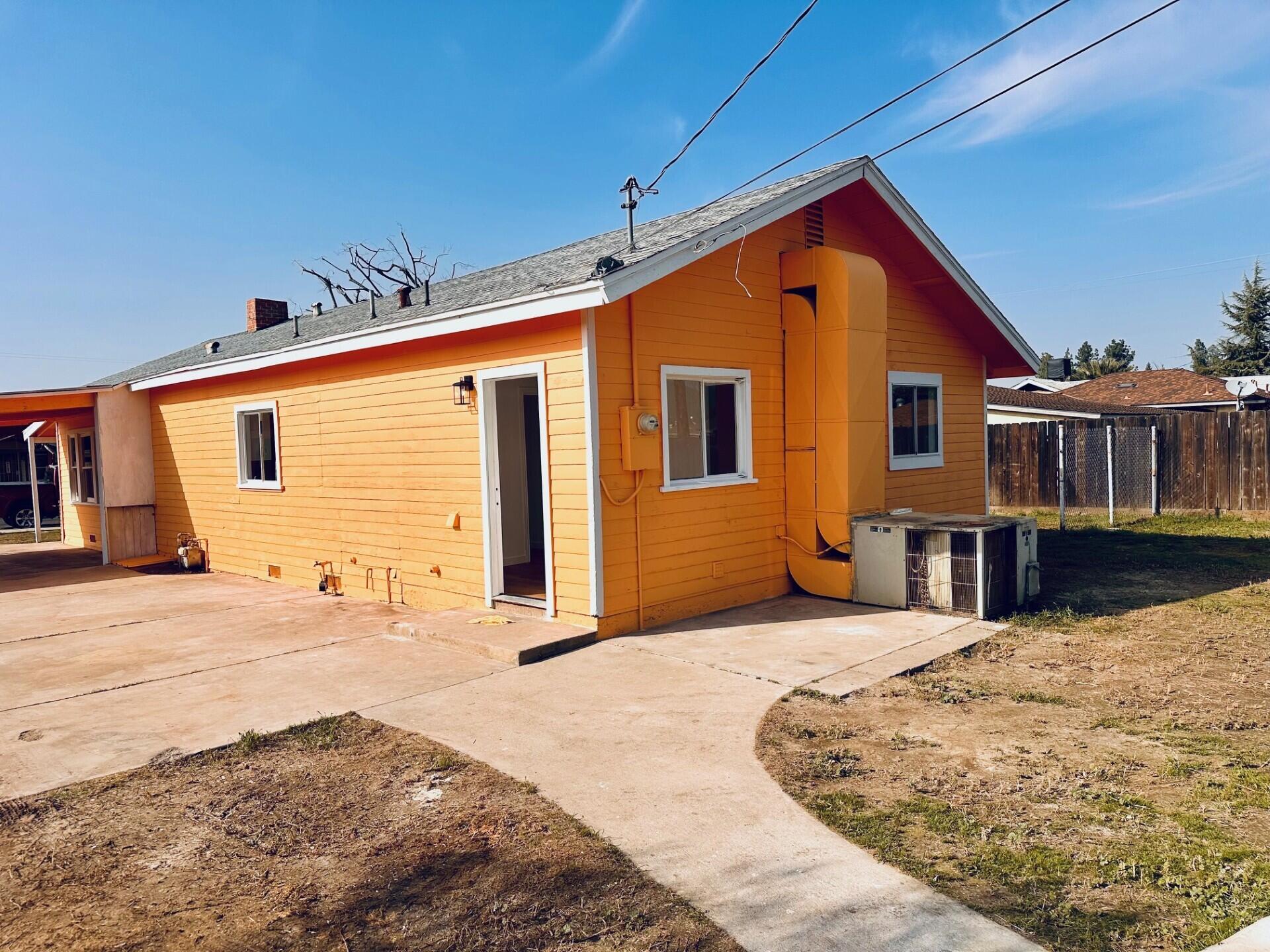 366 N Palm St, Woodlake, CA 93286