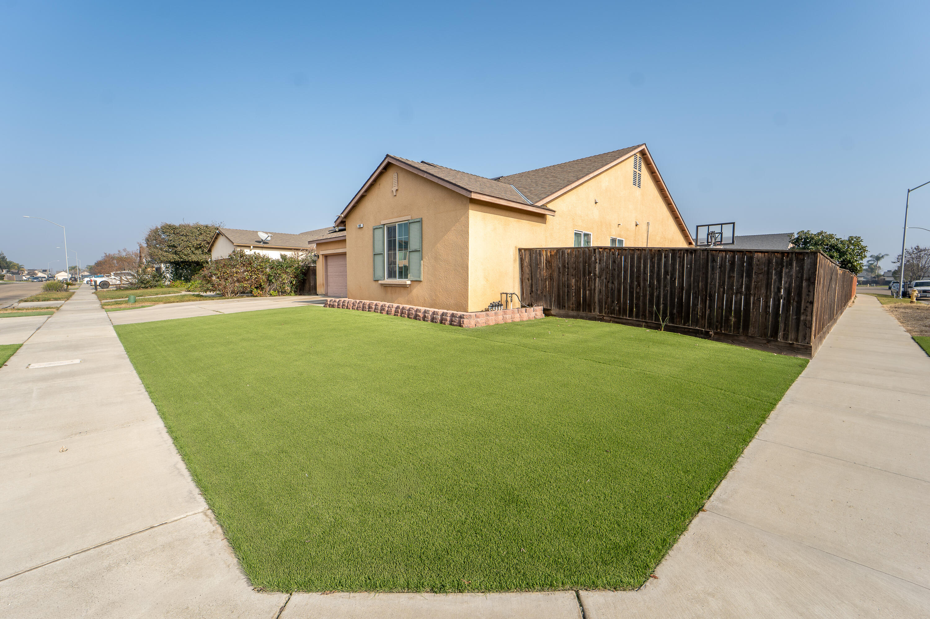 900 Heather Ave, Dinuba, CA 93618