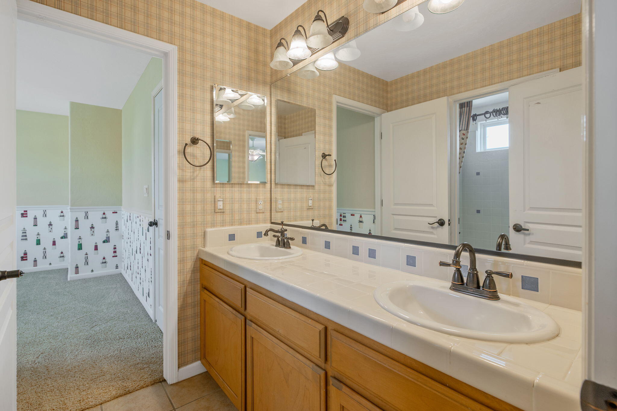 5586 E Atchison St, Fresno, CA 93727