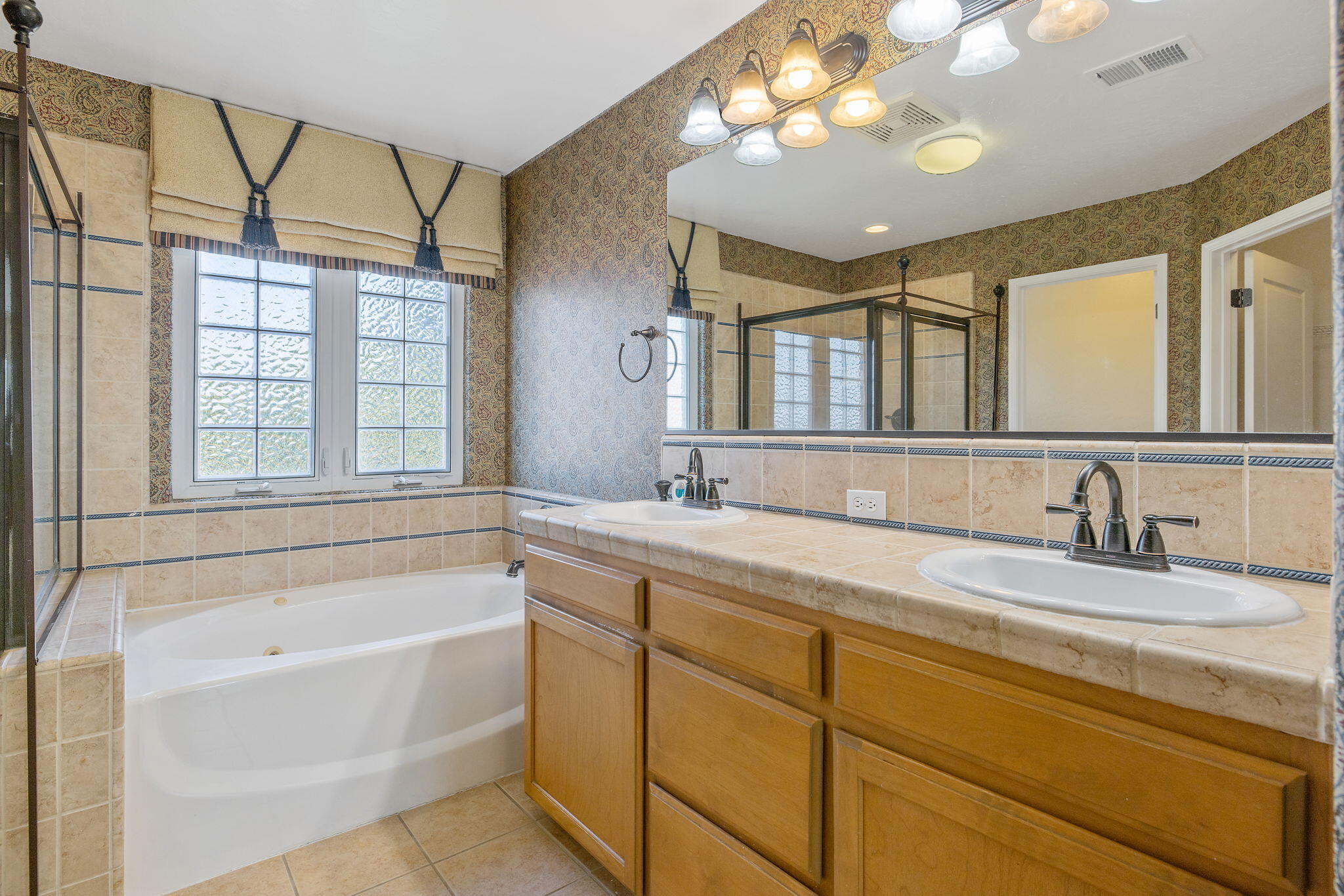 5586 E Atchison St, Fresno, CA 93727