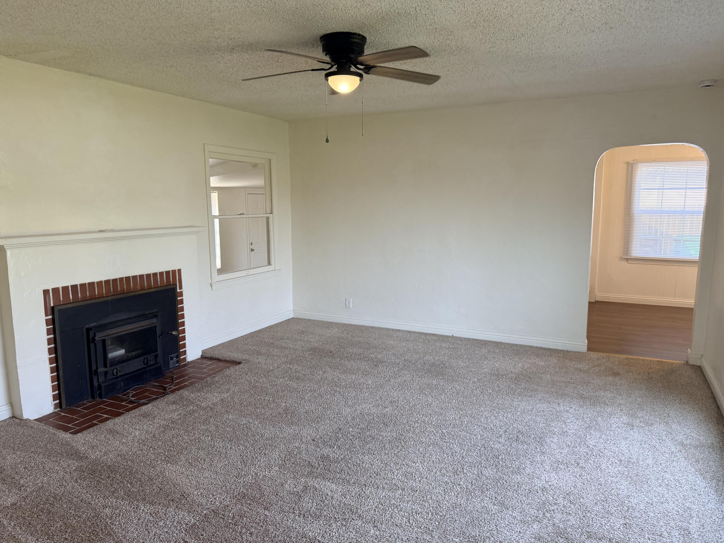 389 S Valencia Blvd, Woodlake, CA 93286