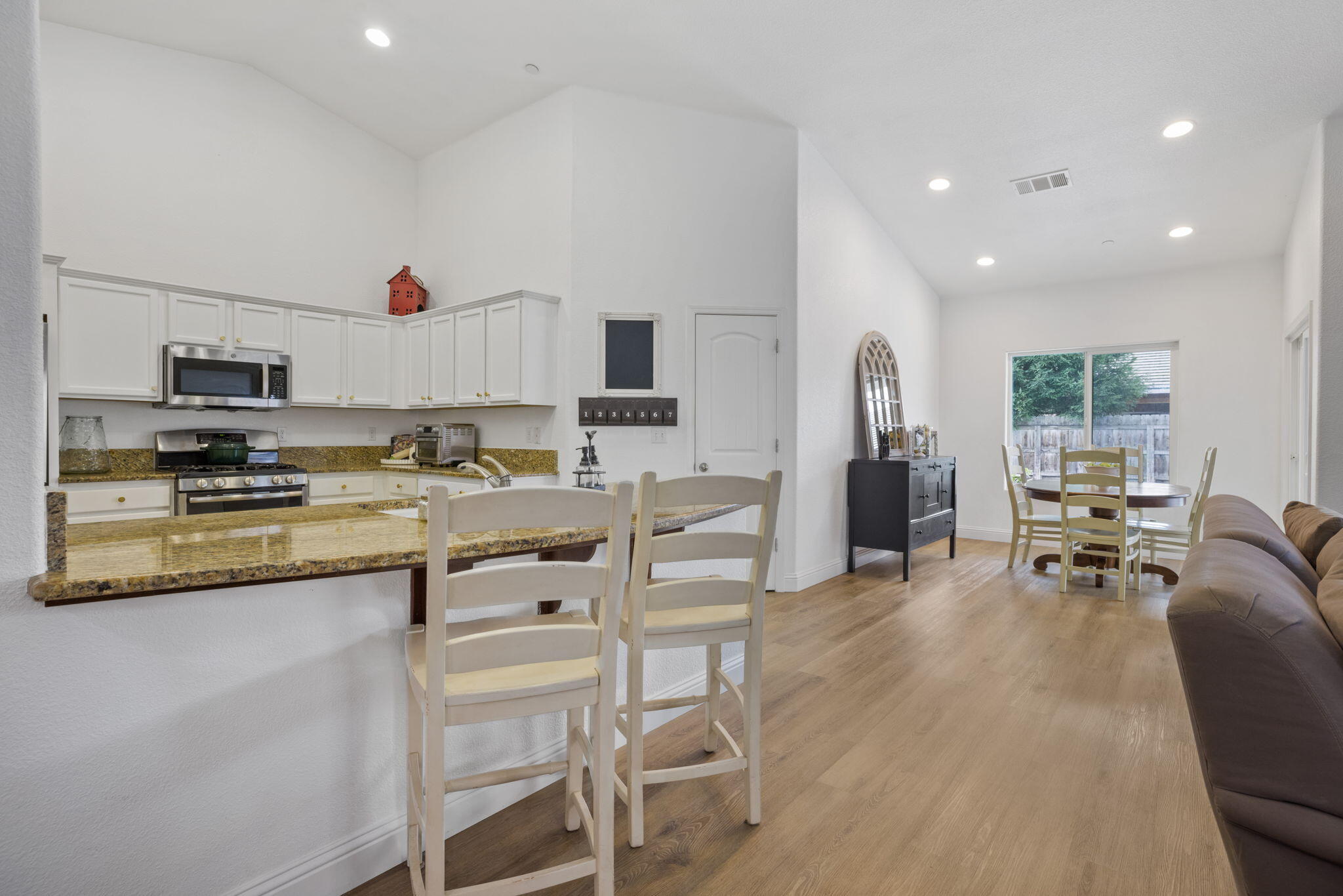 2603 E Harbor Island Ave, Tulare, CA 93274