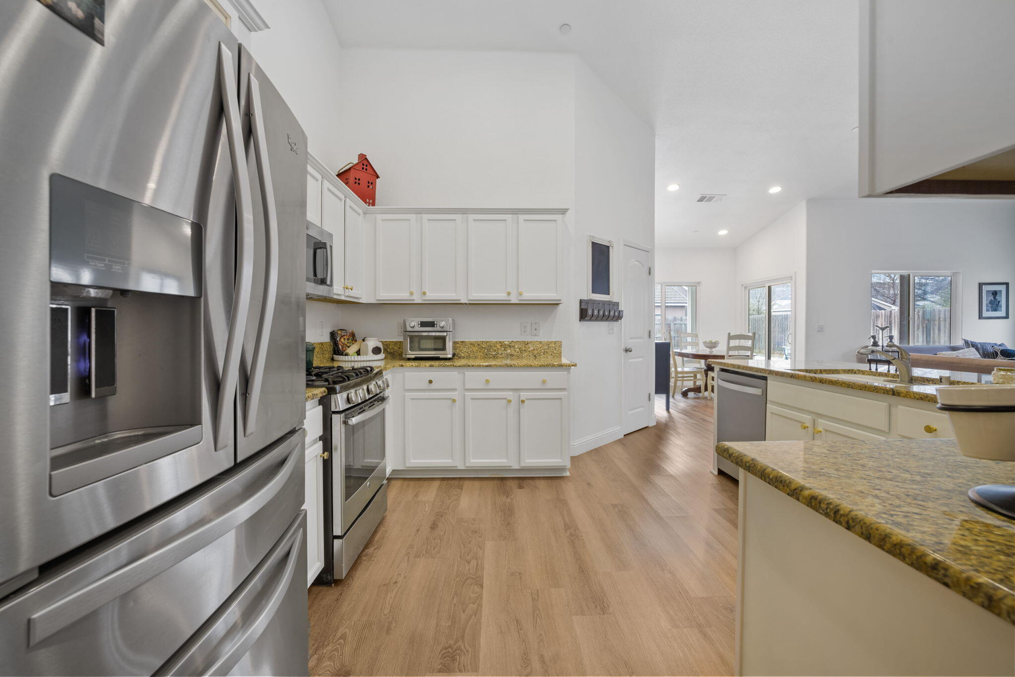 2603 E Harbor Island Ave, Tulare, CA 93274