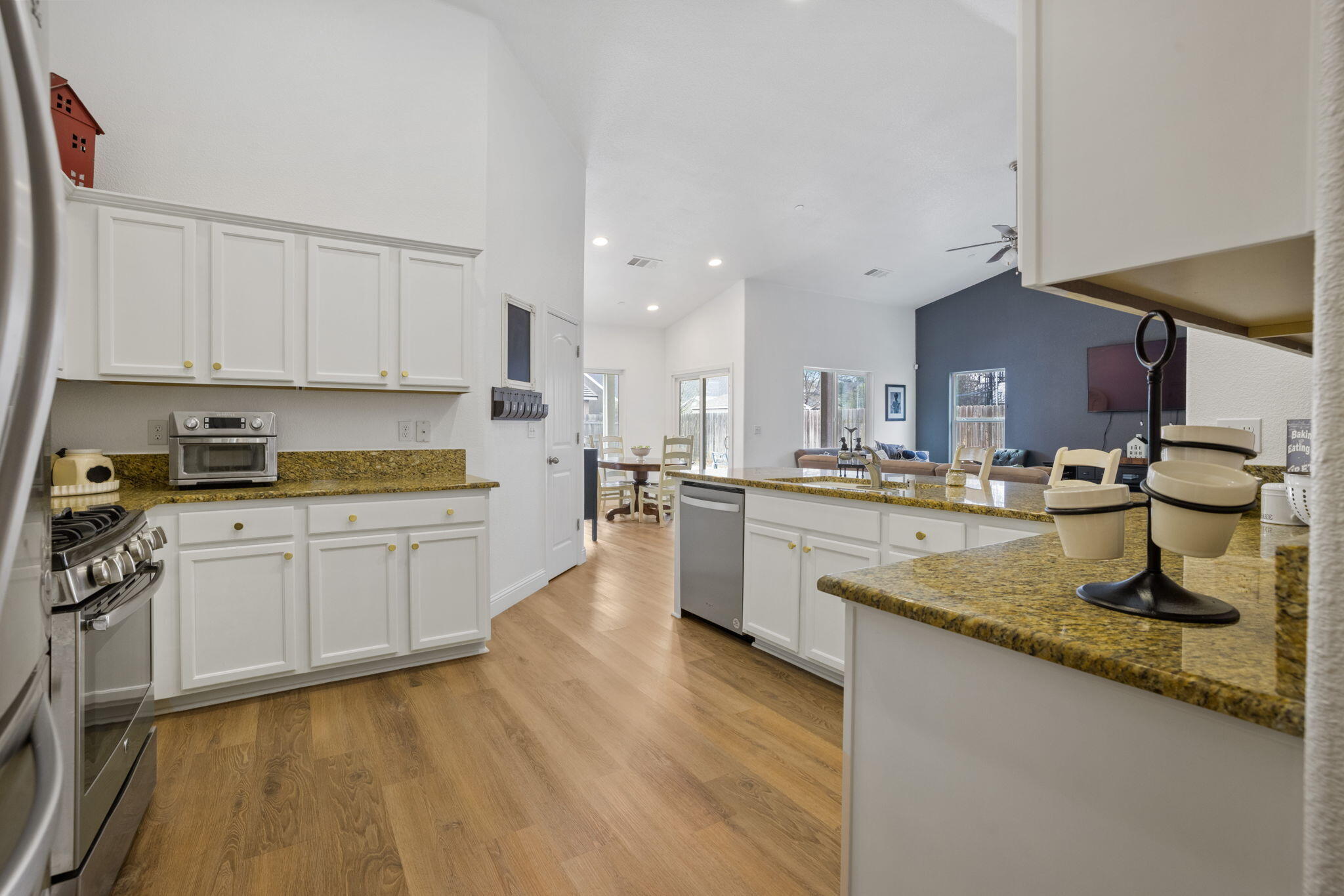 2603 E Harbor Island Ave, Tulare, CA 93274