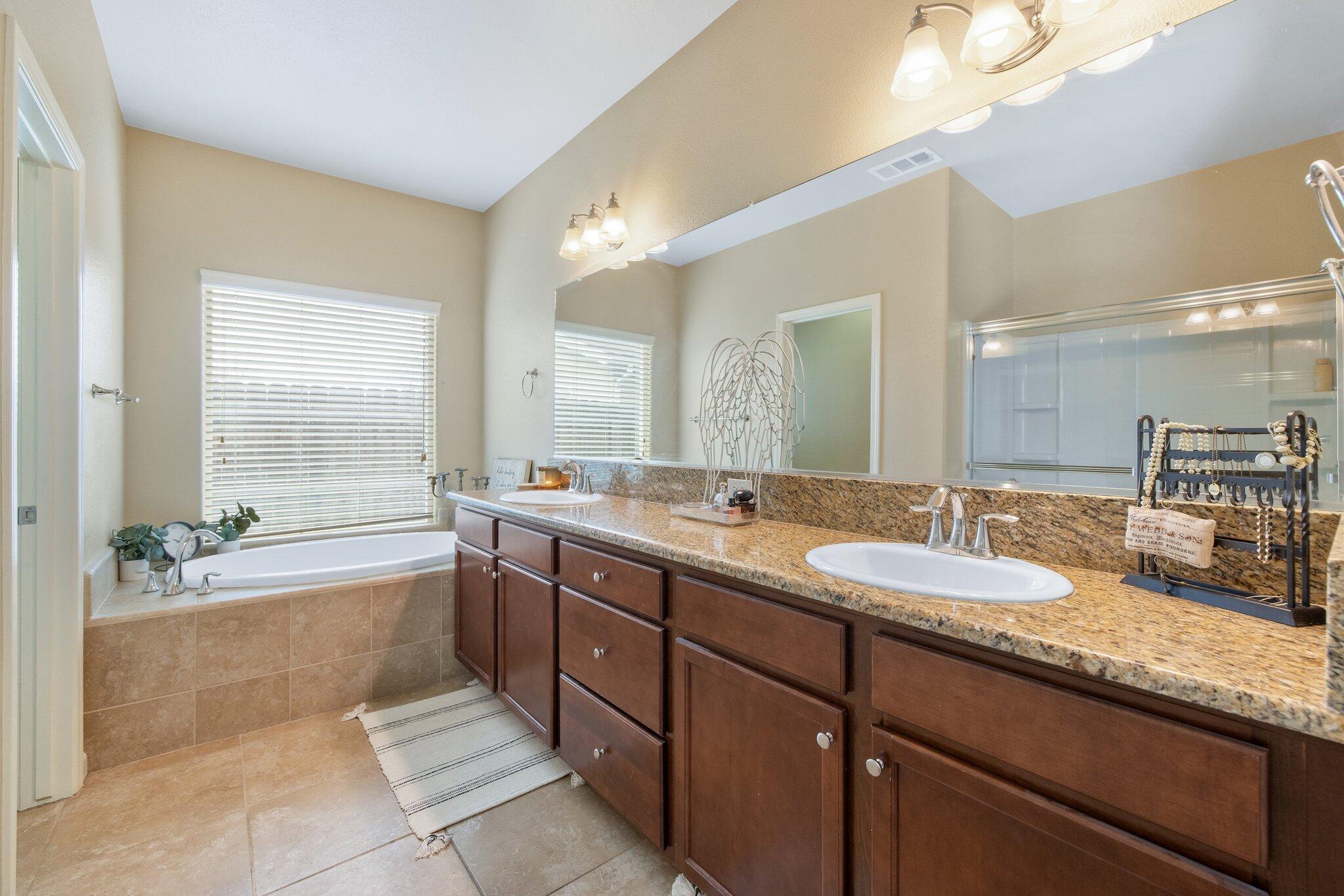 2603 E Harbor Island Ave, Tulare, CA 93274