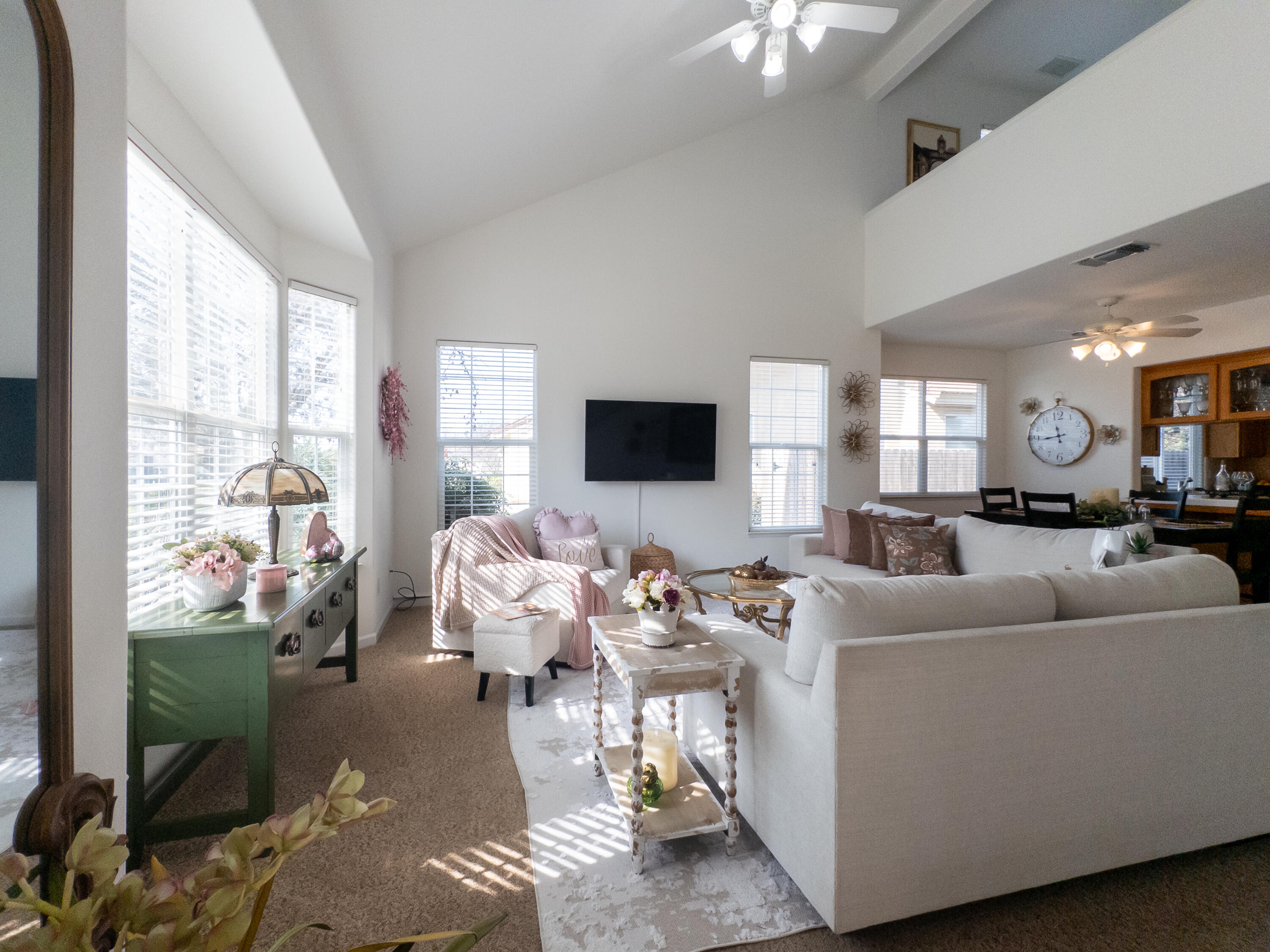 337 Village Dr, Dinuba, CA 93618