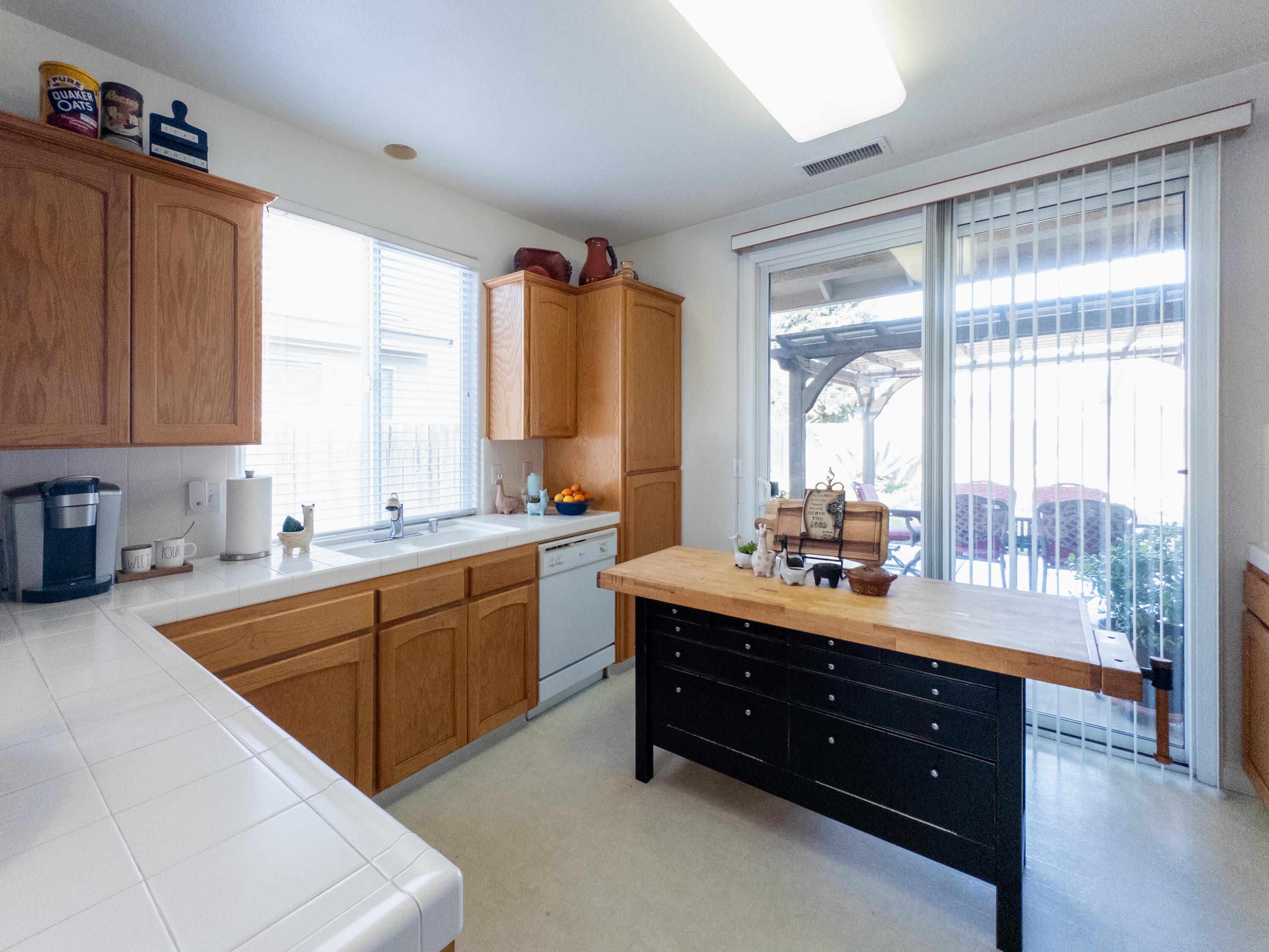 337 Village Dr, Dinuba, CA 93618