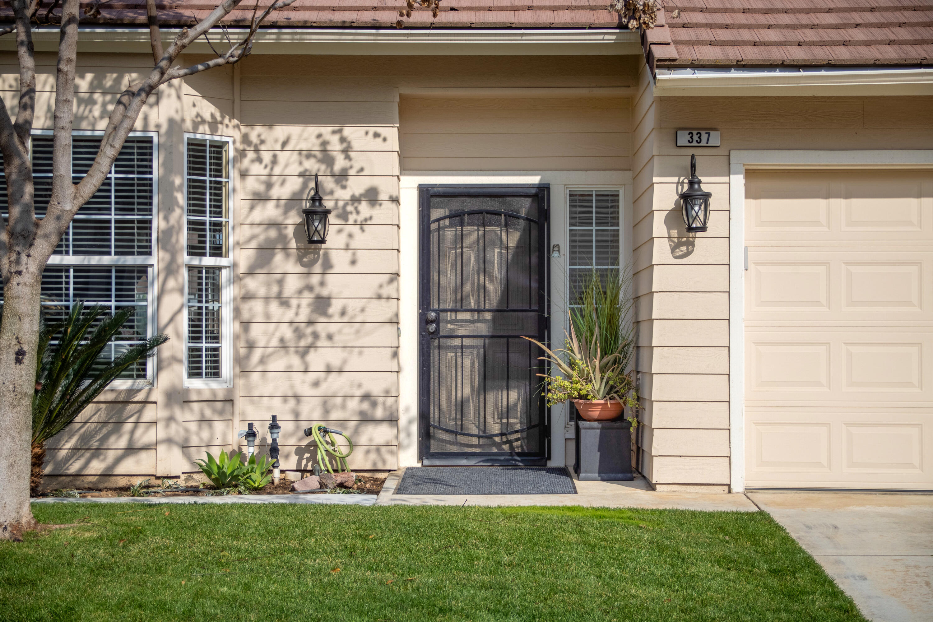 337 Village Dr, Dinuba, CA 93618