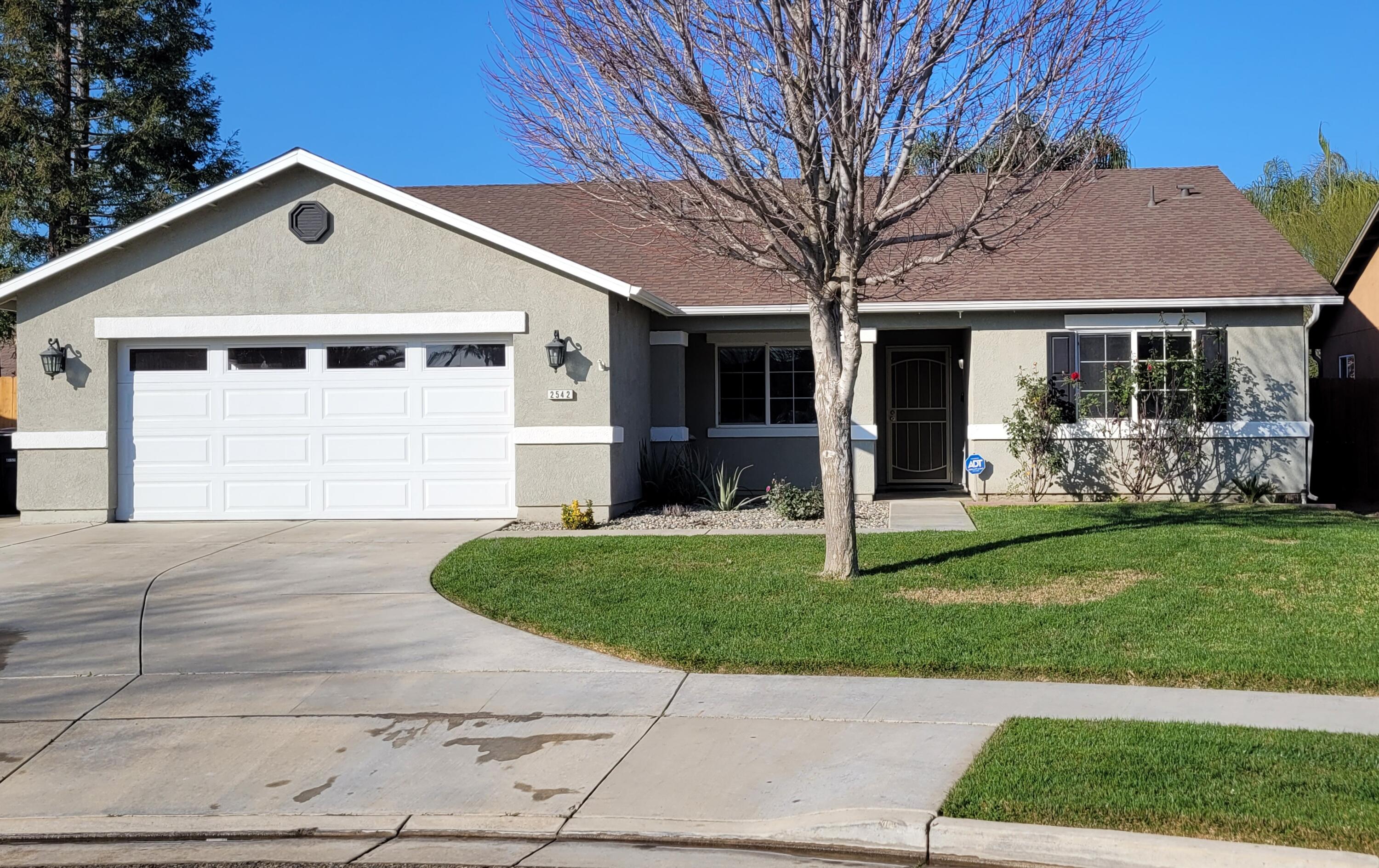 2542 E Parkview Ave, Visalia, CA 93292