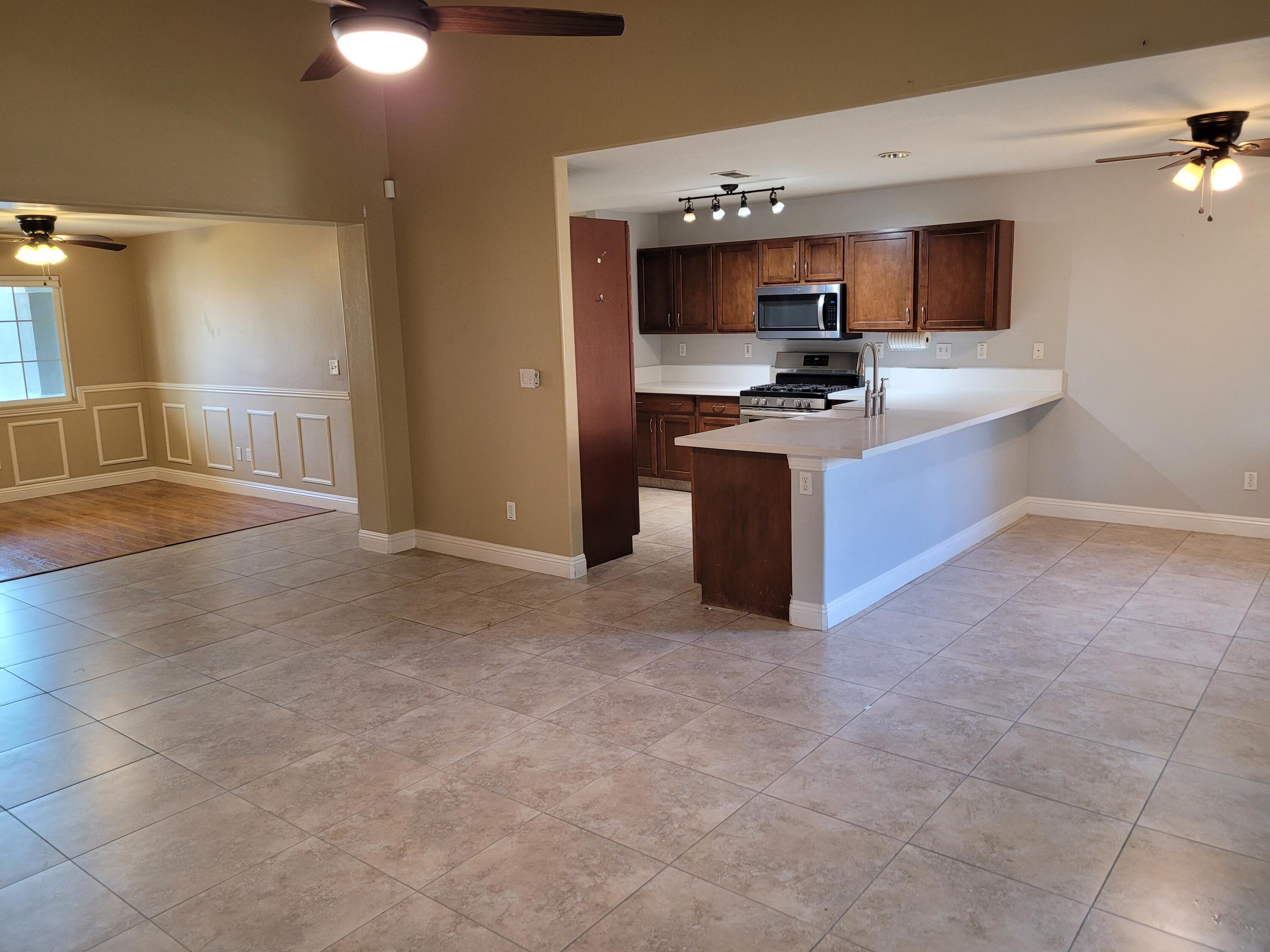 2542 E Parkview Ave, Visalia, CA 93292