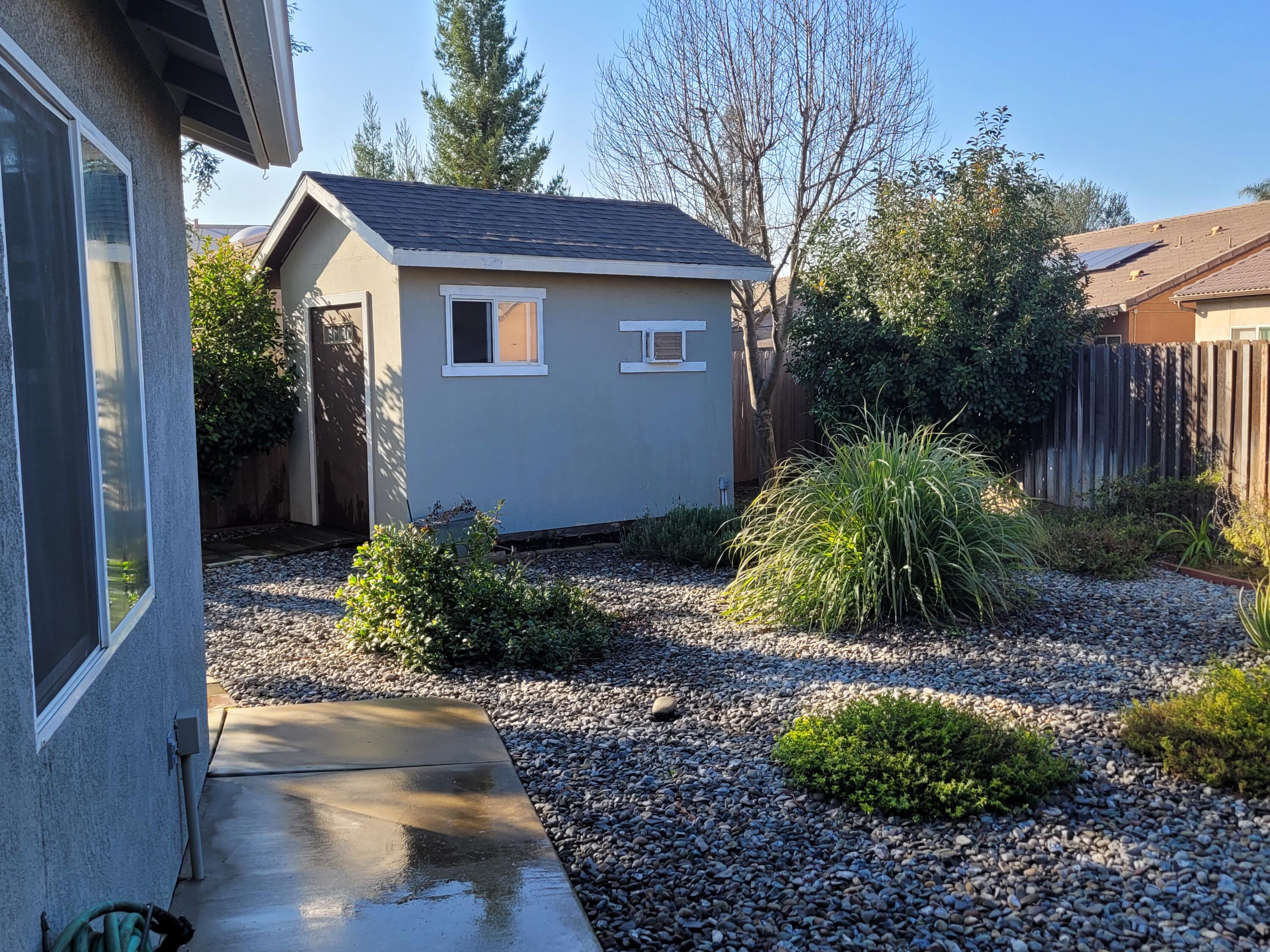 2542 E Parkview Ave, Visalia, CA 93292