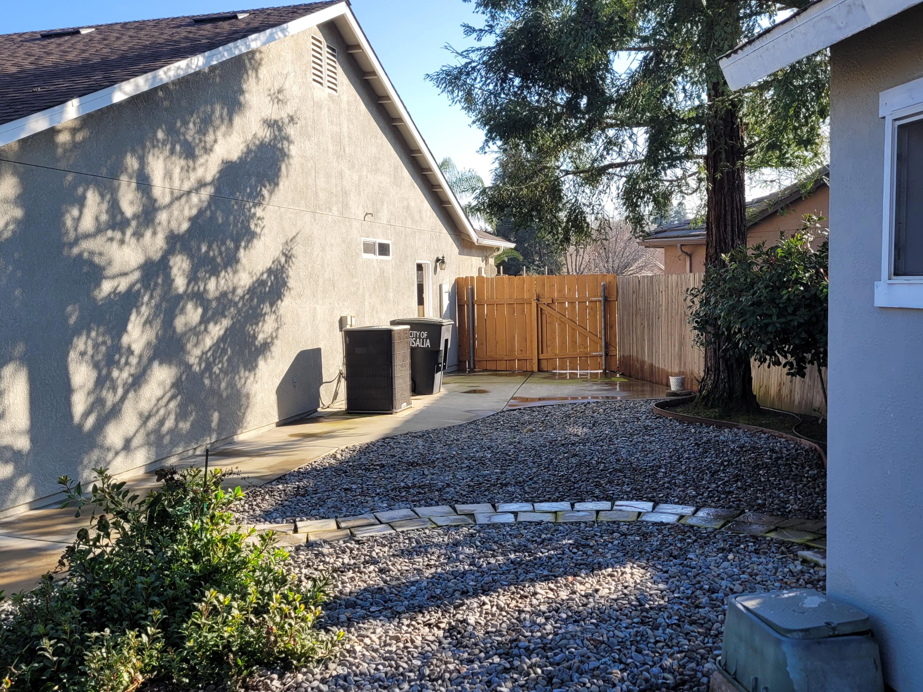 2542 E Parkview Ave, Visalia, CA 93292