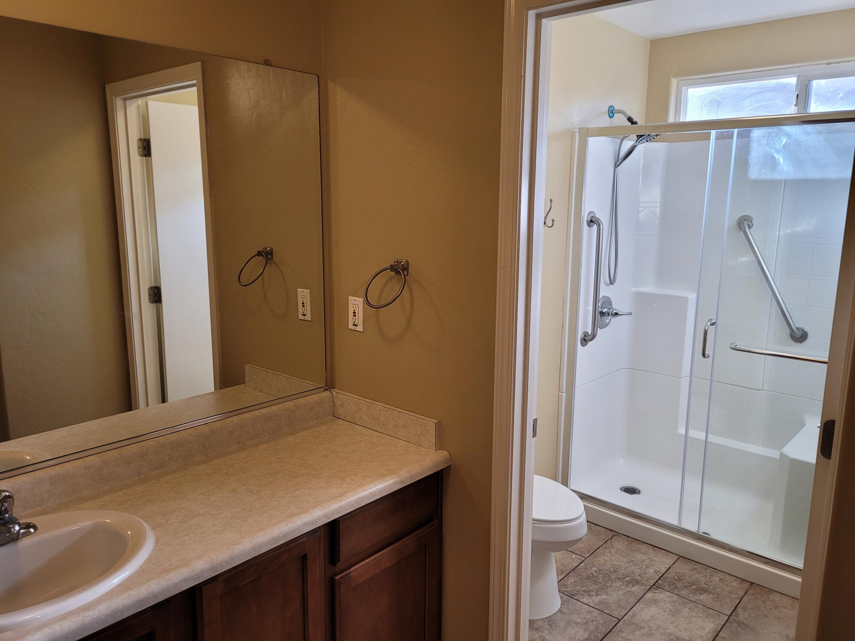 2542 E Parkview Ave, Visalia, CA 93292