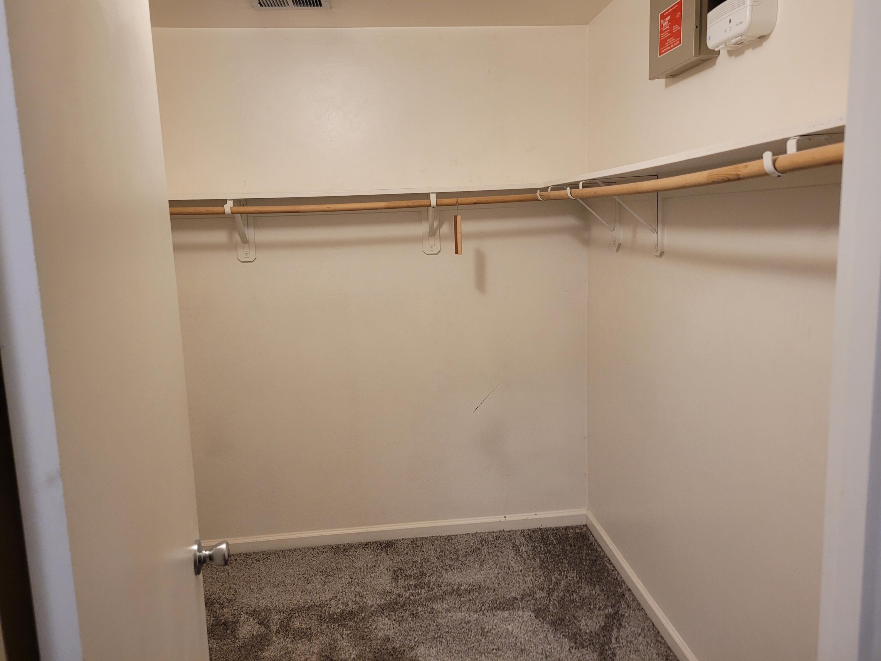 2542 E Parkview Ave, Visalia, CA 93292