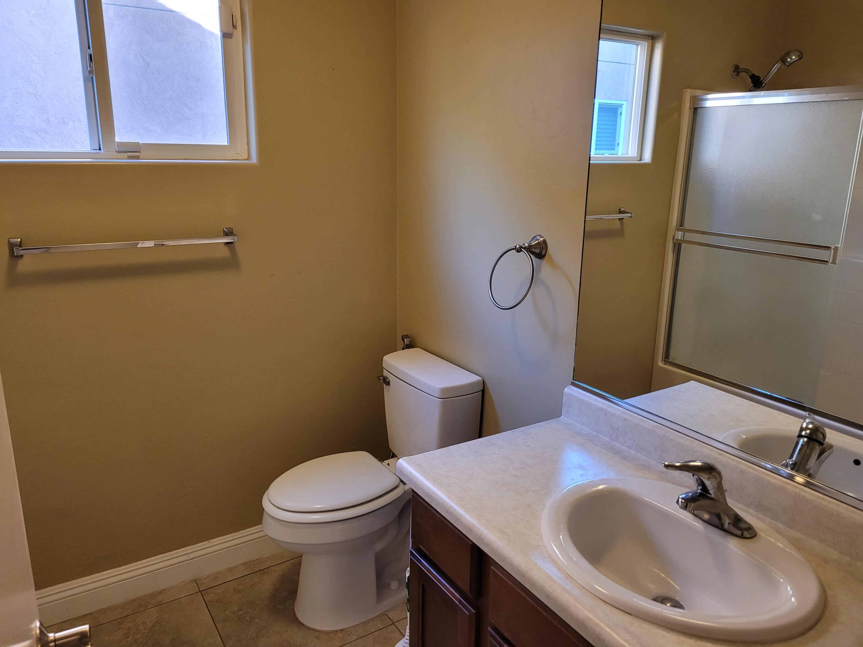 2542 E Parkview Ave, Visalia, CA 93292