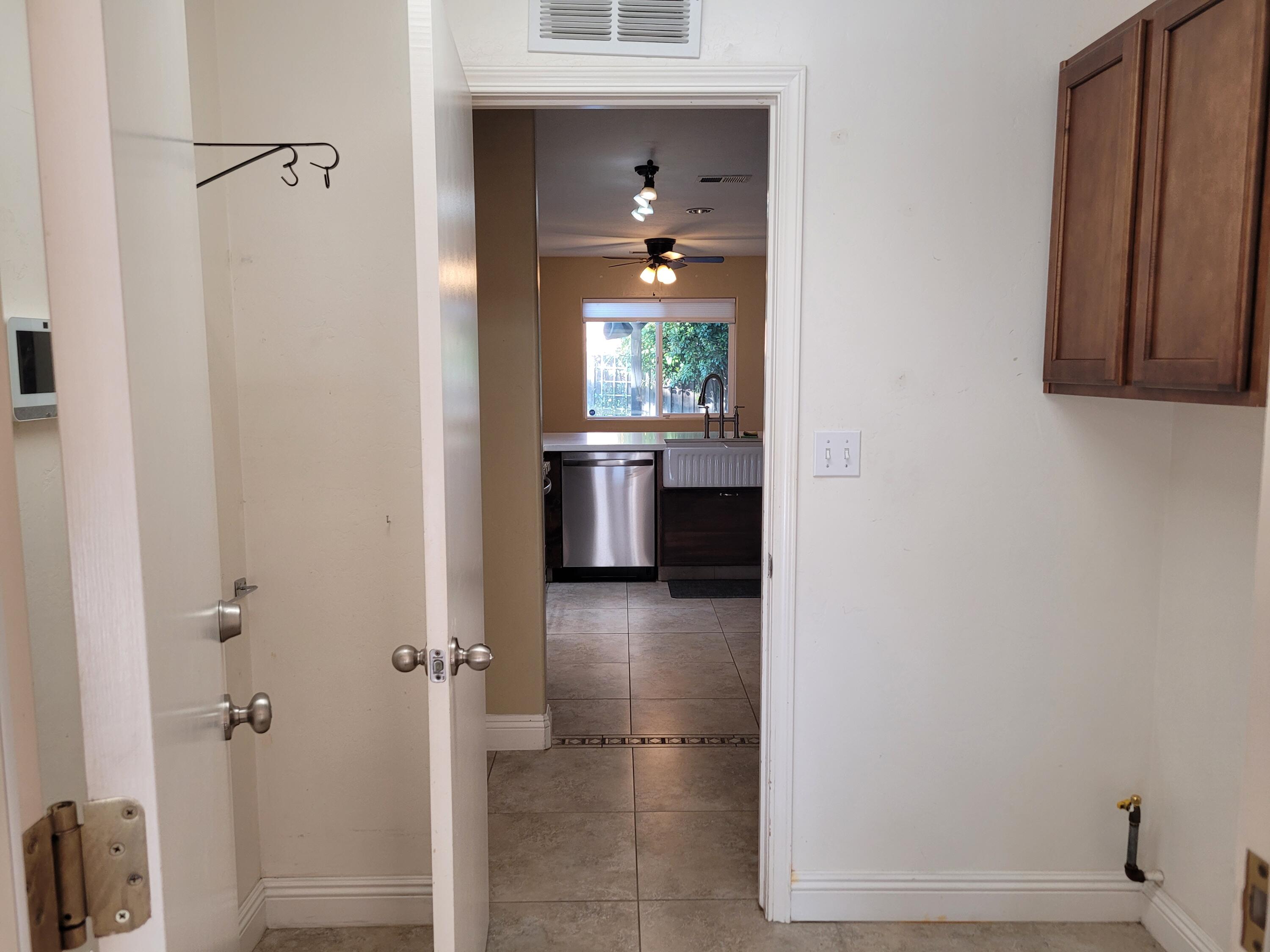 2542 E Parkview Ave, Visalia, CA 93292