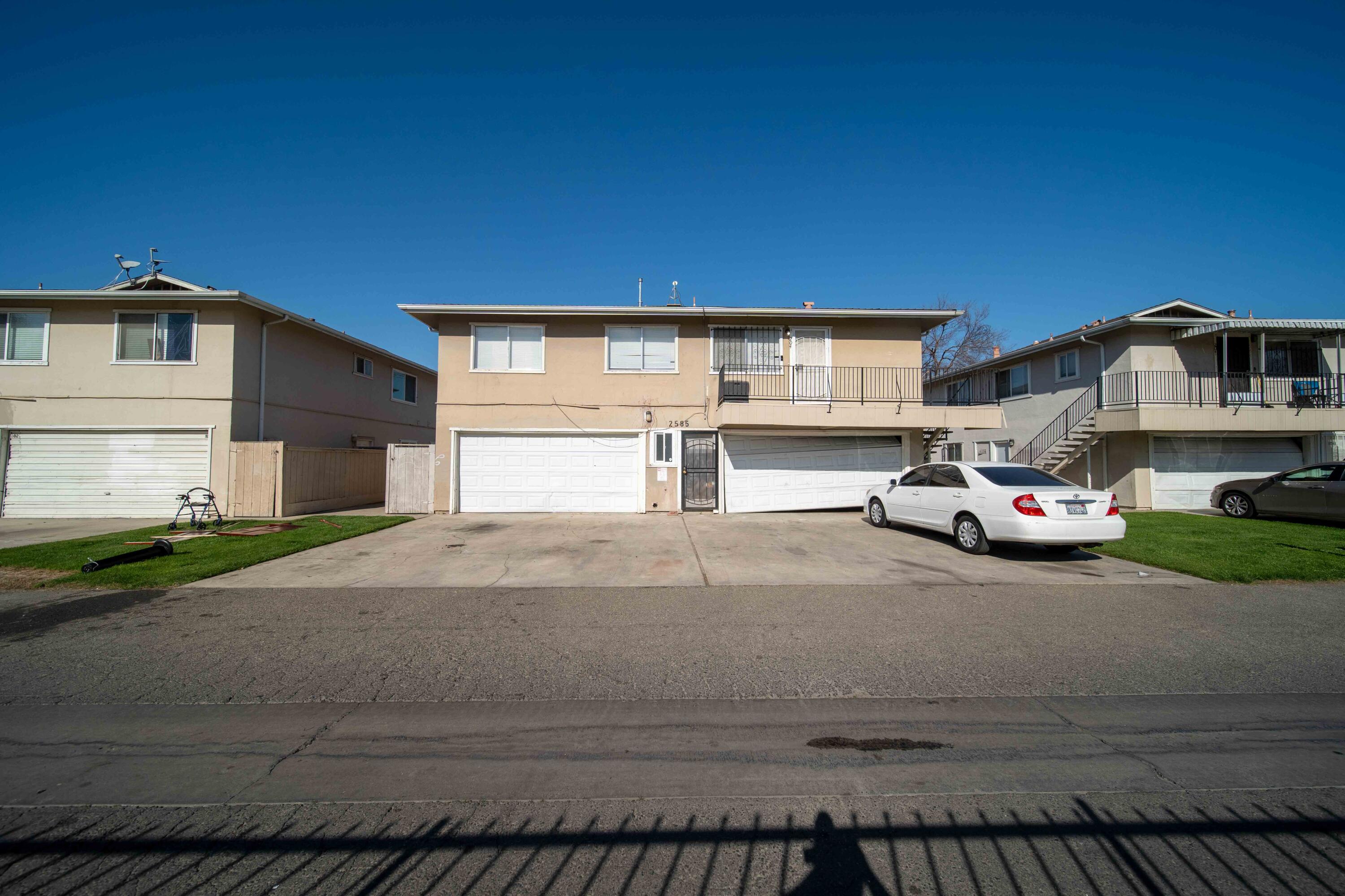 2585 W Fairmont Ave, Fresno, CA 93705