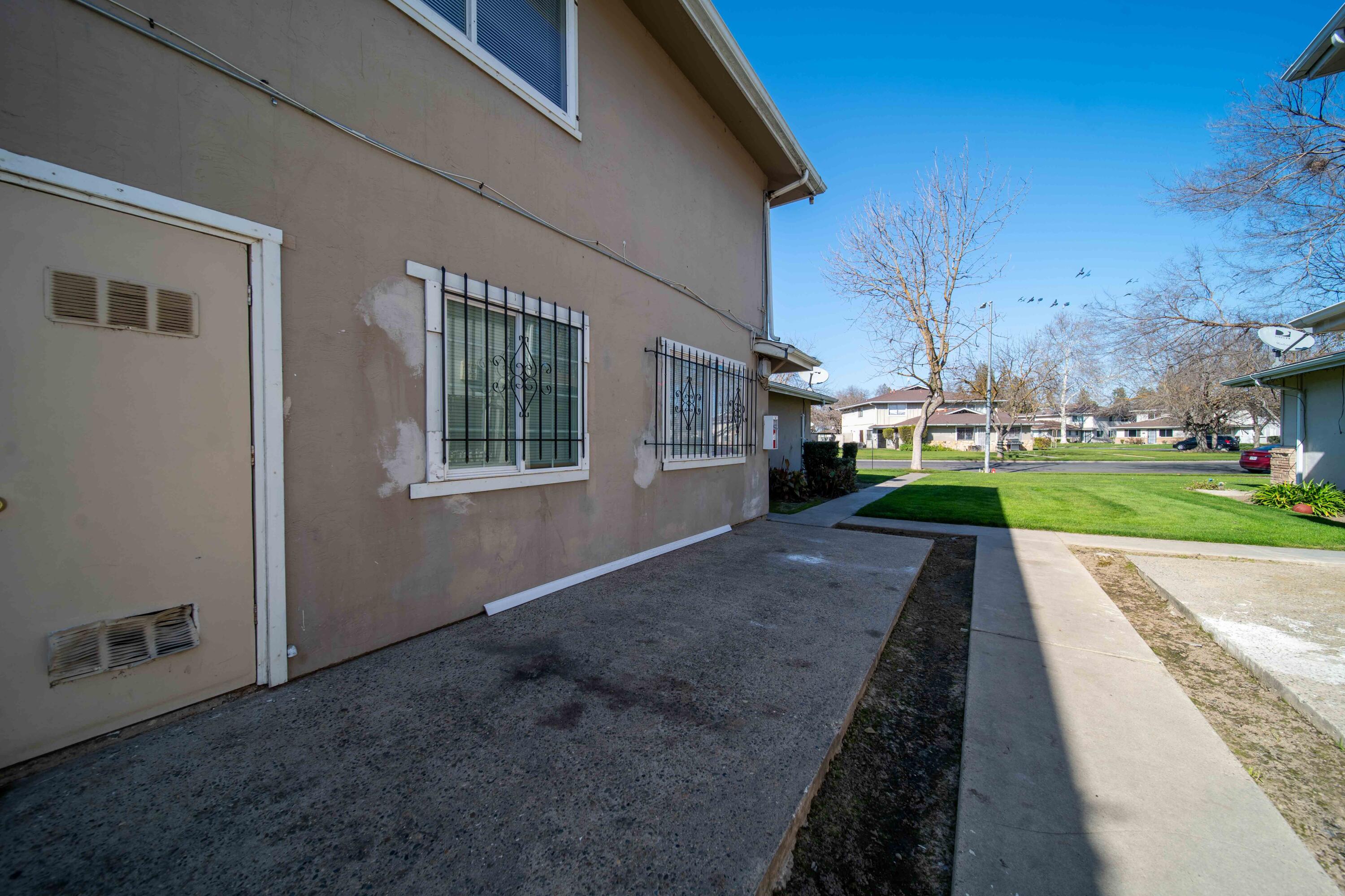 2585 W Fairmont Ave, Fresno, CA 93705