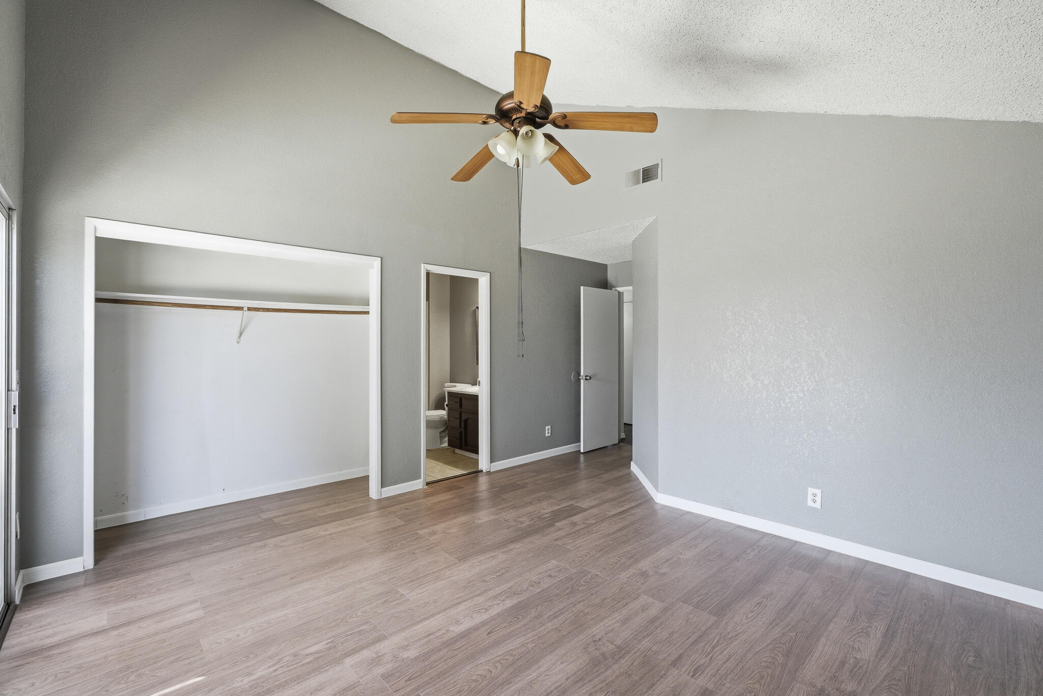 2580 N Knoll Ave, Fresno, CA 93722