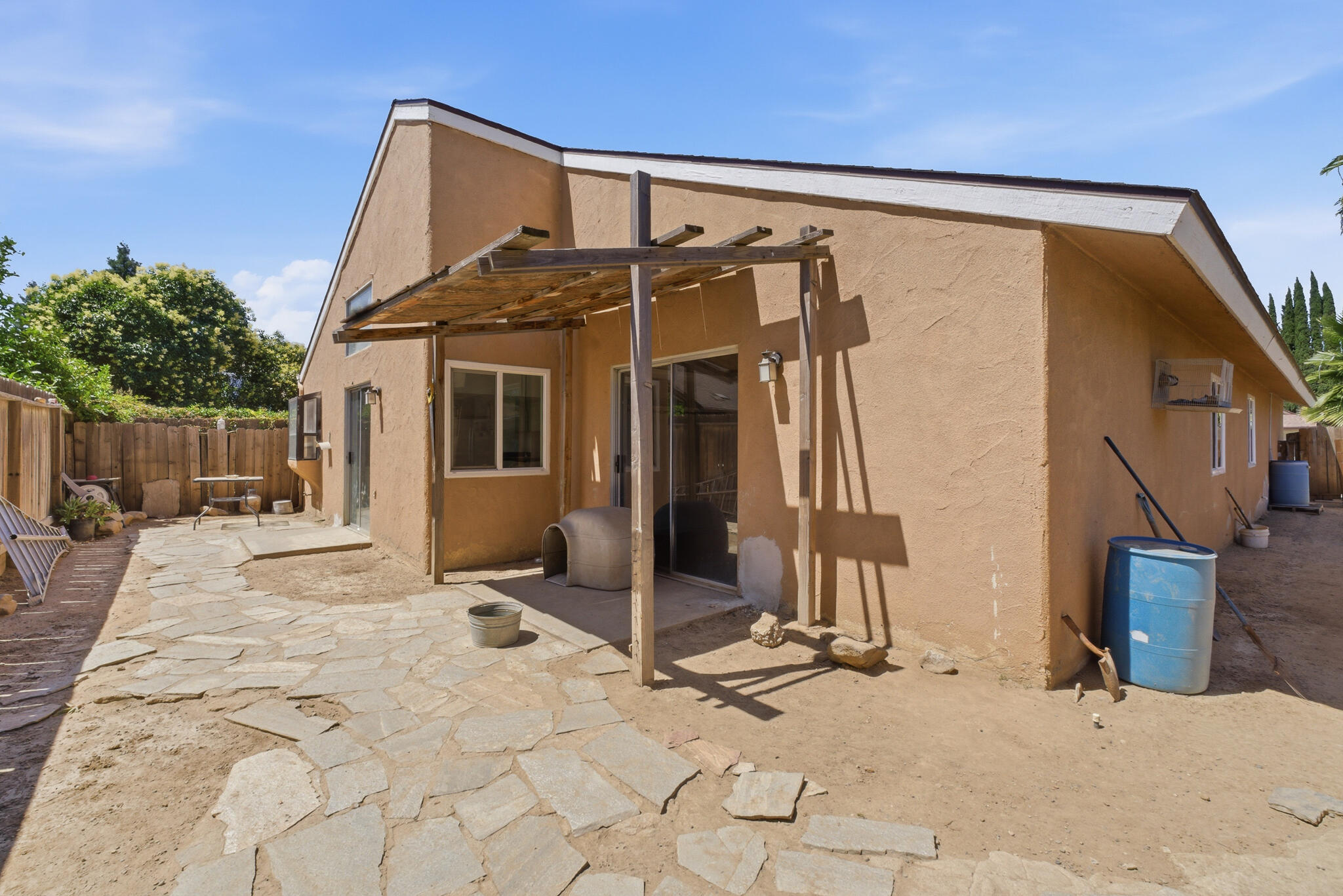 2580 N Knoll Ave, Fresno, CA 93722