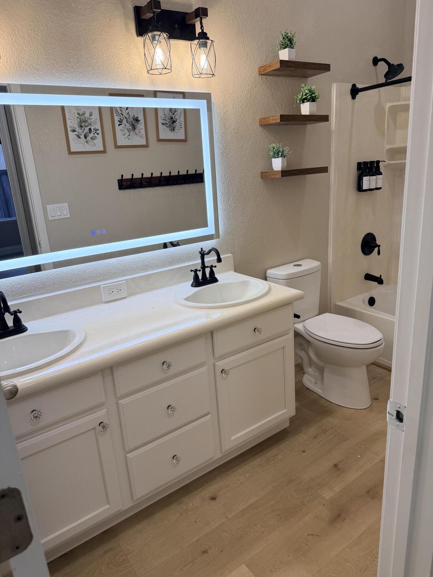 5222 W W Lark Ct, Visalia, CA 93291