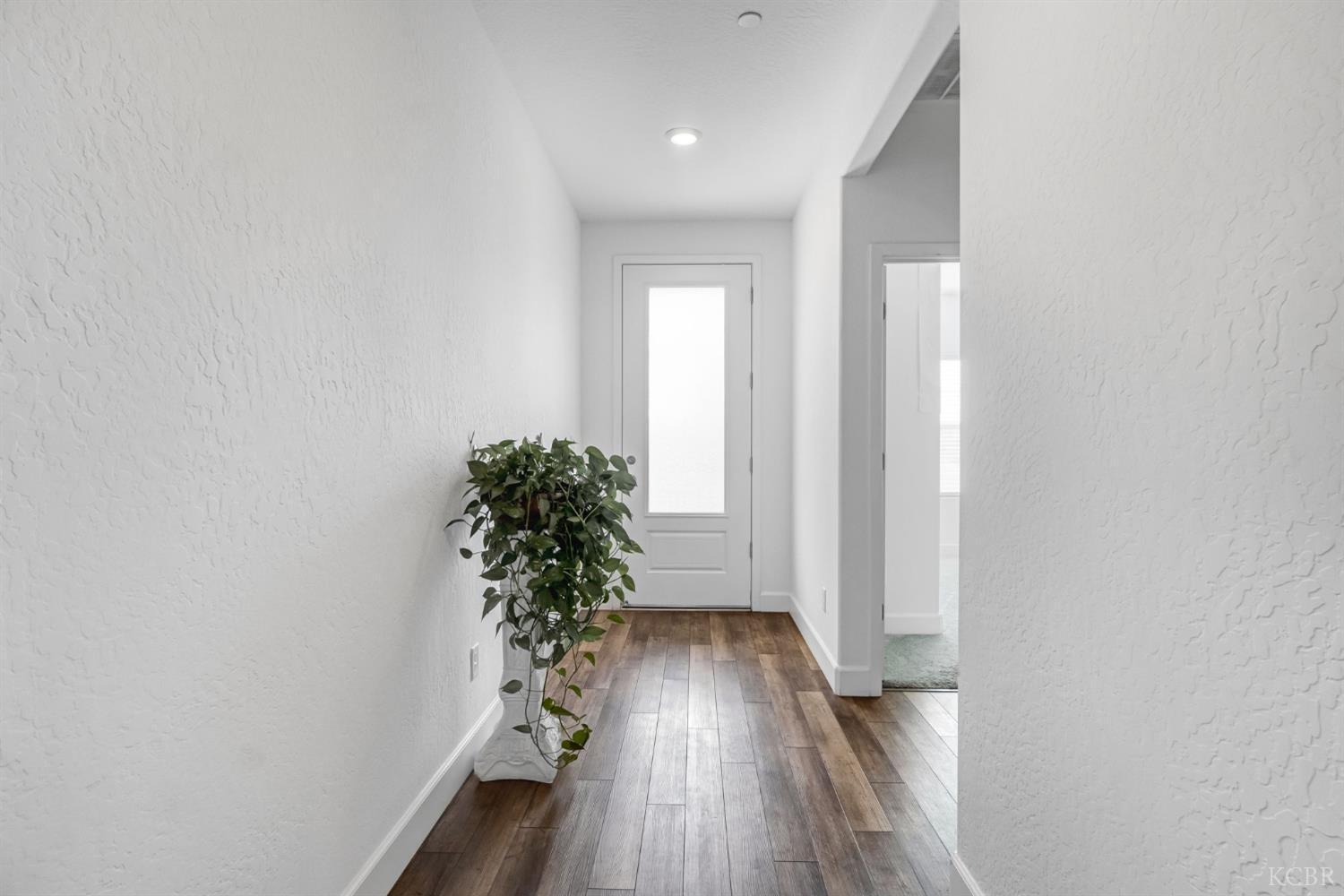 102 E Tyler Ave, Visalia, CA 93291