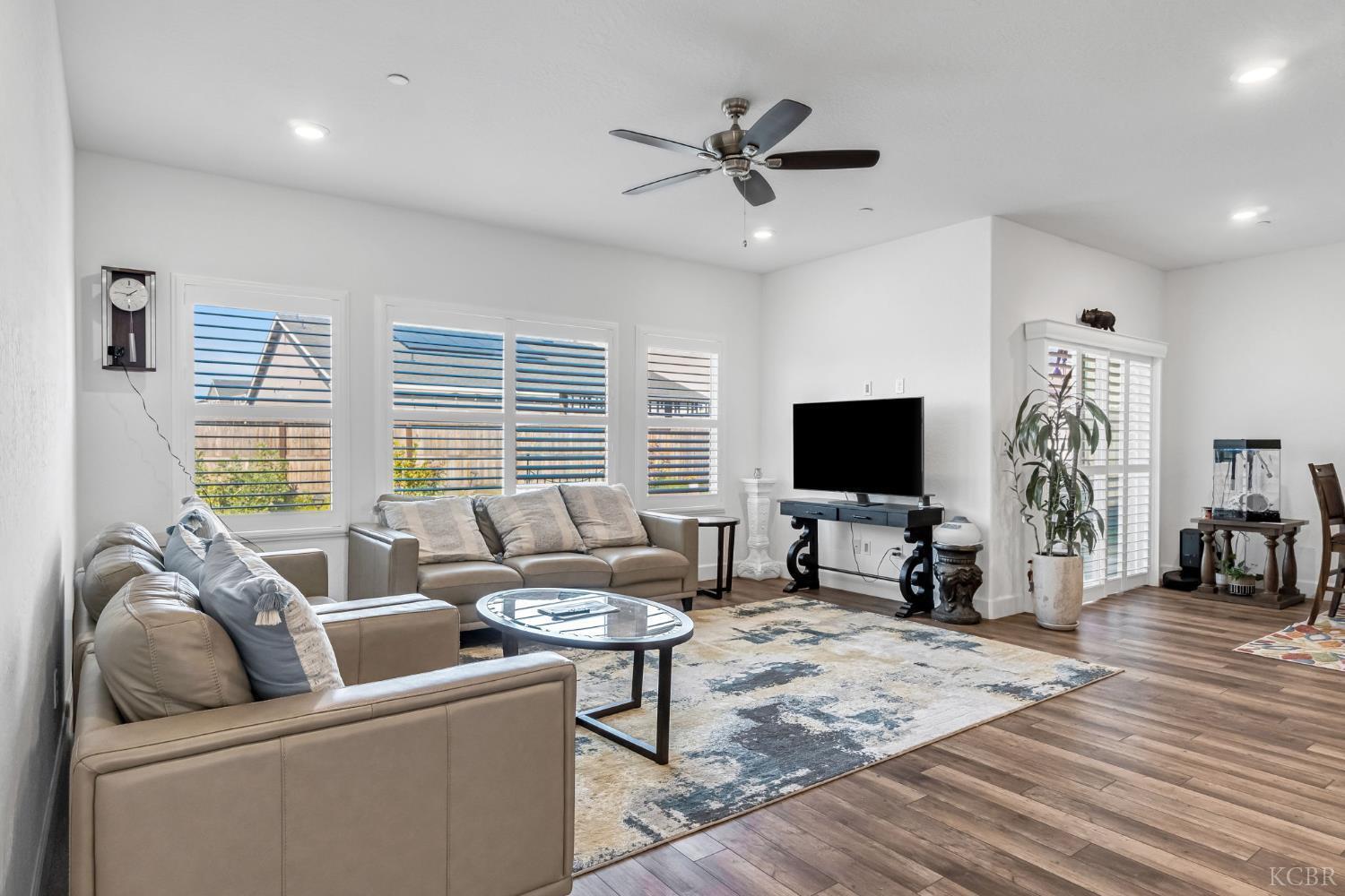 102 E Tyler Ave, Visalia, CA 93291