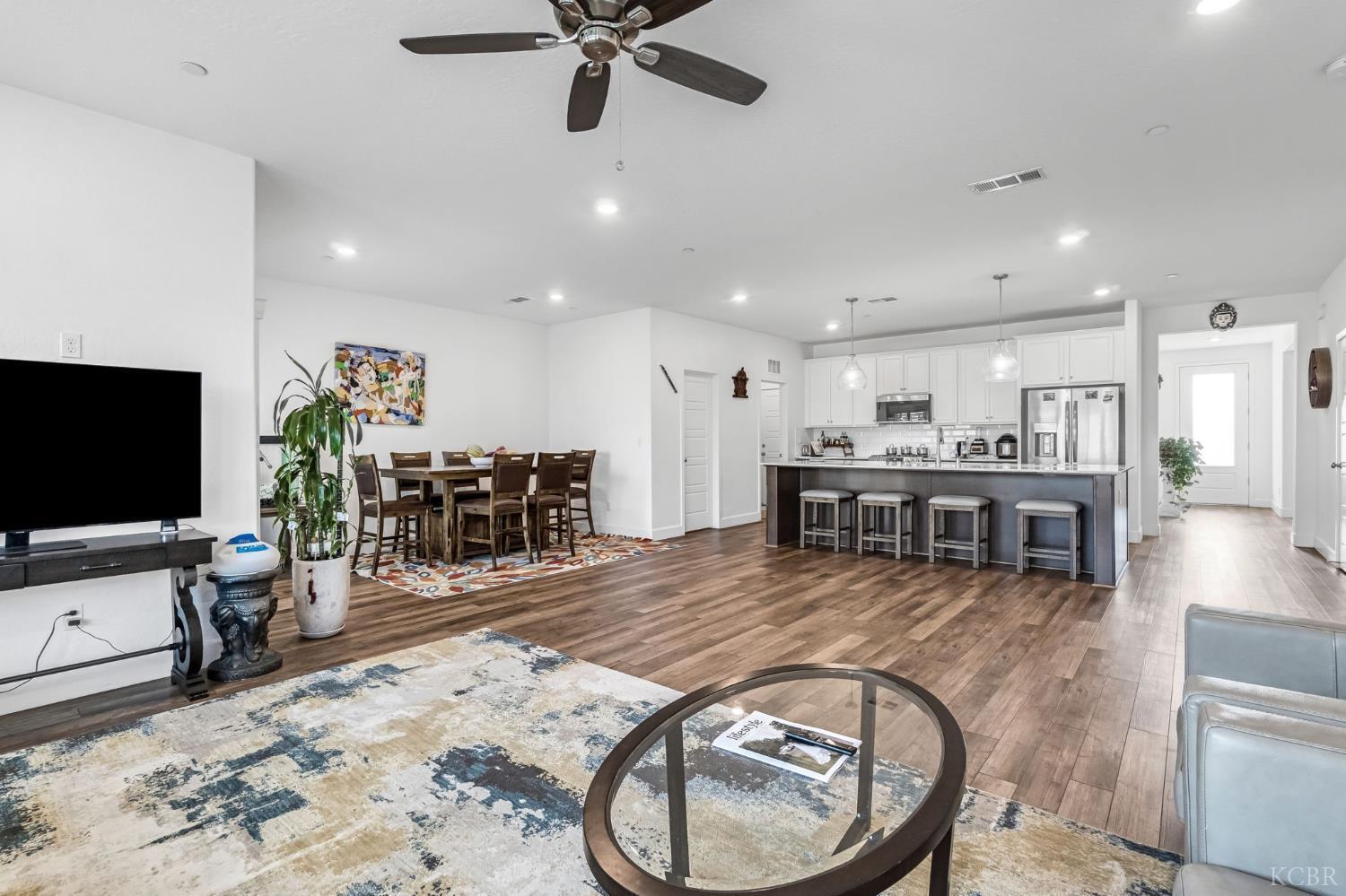 102 E Tyler Ave, Visalia, CA 93291