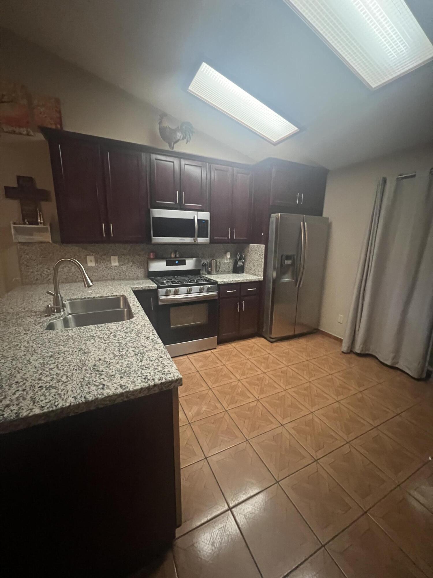 925 W Petunia St, Farmersville, CA 93223