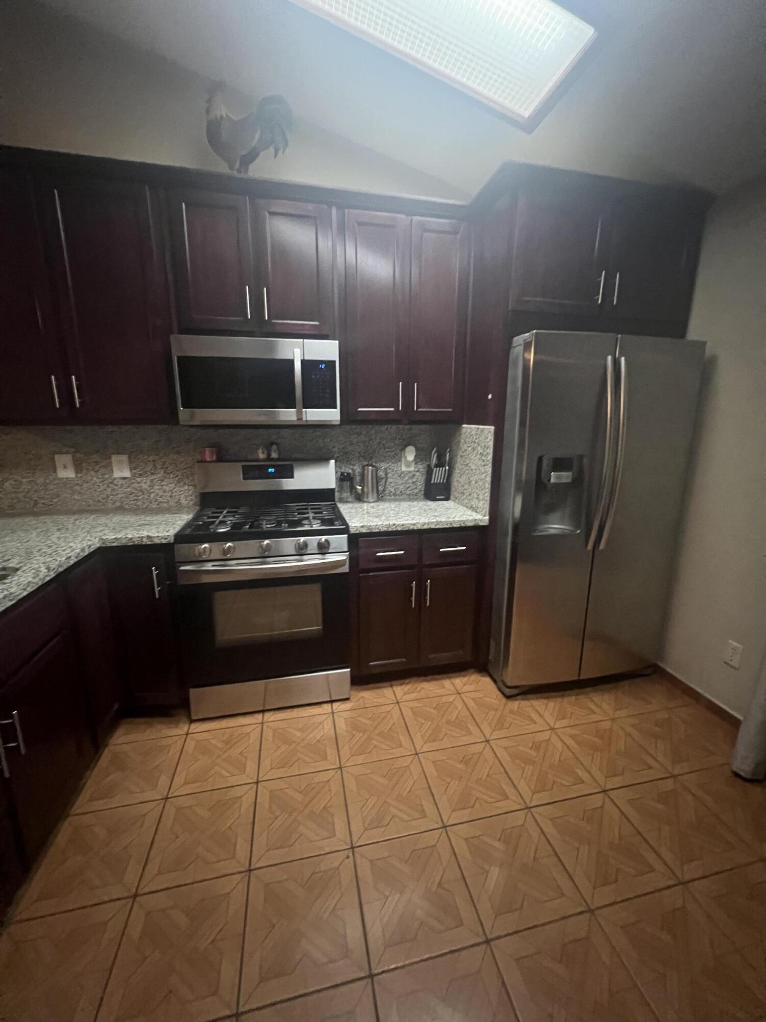 925 W Petunia St, Farmersville, CA 93223