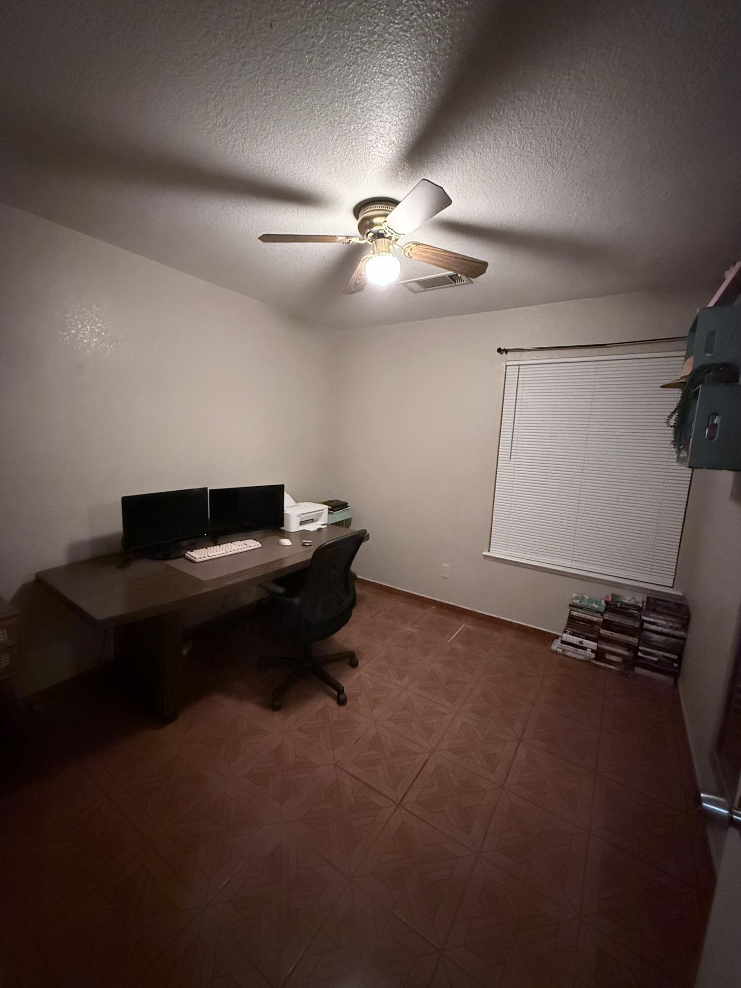 925 W Petunia St, Farmersville, CA 93223