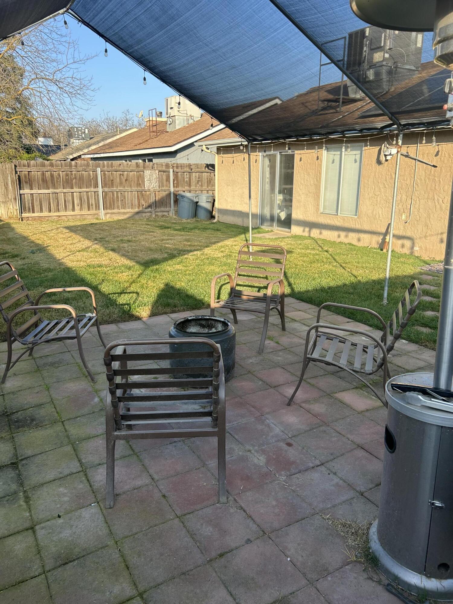 925 W Petunia St, Farmersville, CA 93223