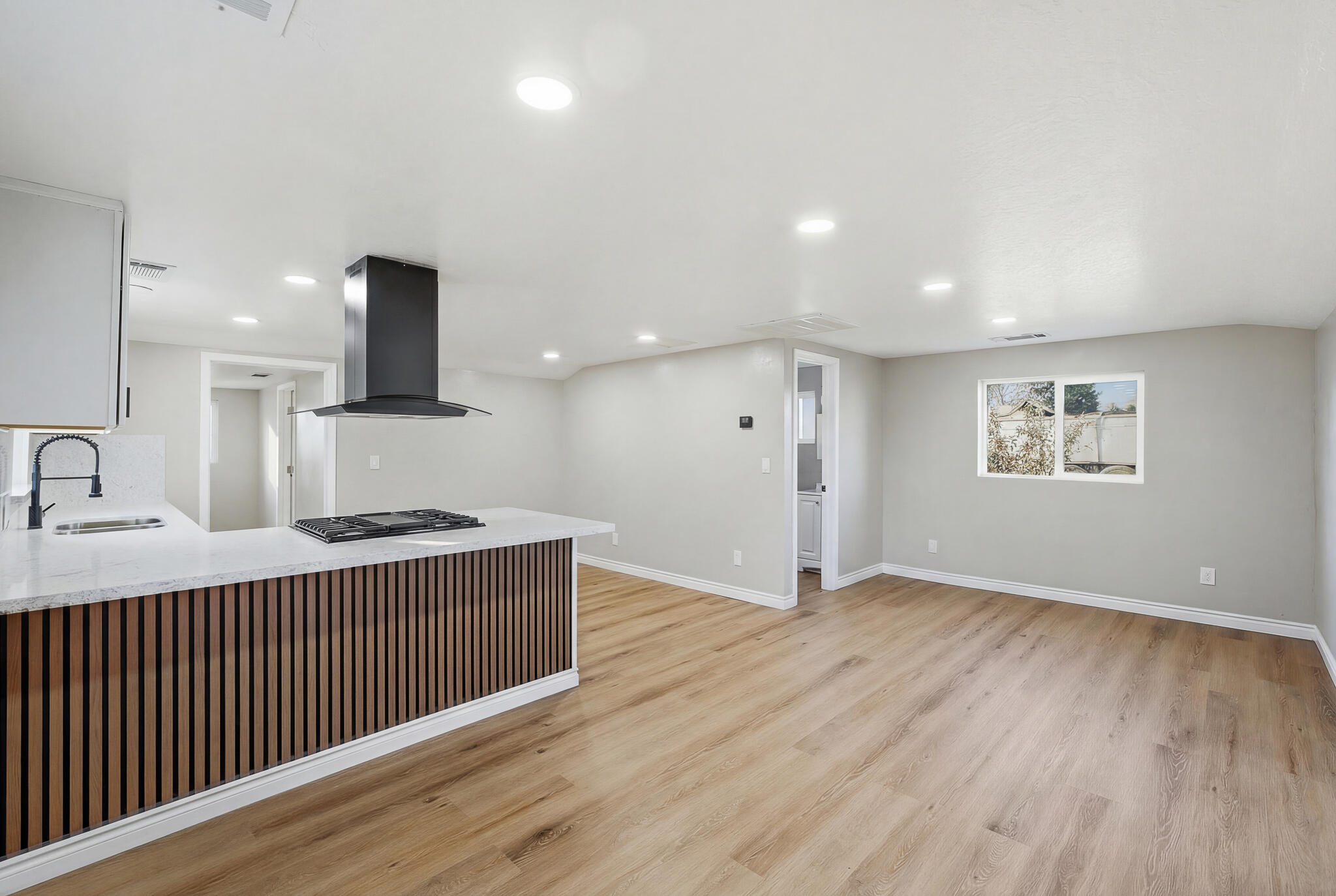 497 N Oakview Ave, Farmersville, CA 93223