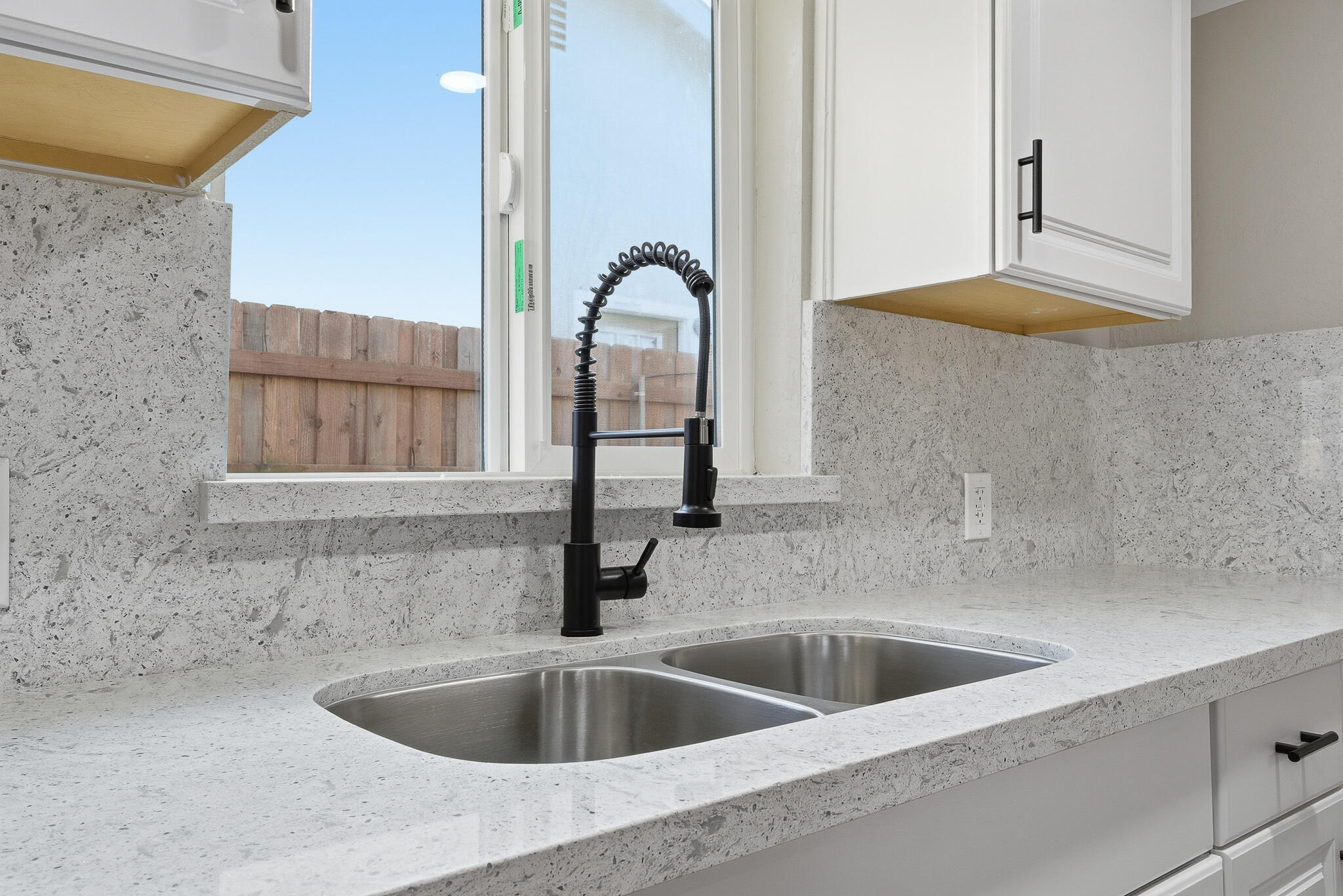 497 N Oakview Ave, Farmersville, CA 93223