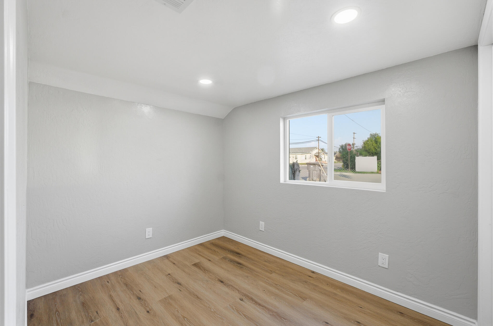 497 N Oakview Ave, Farmersville, CA 93223