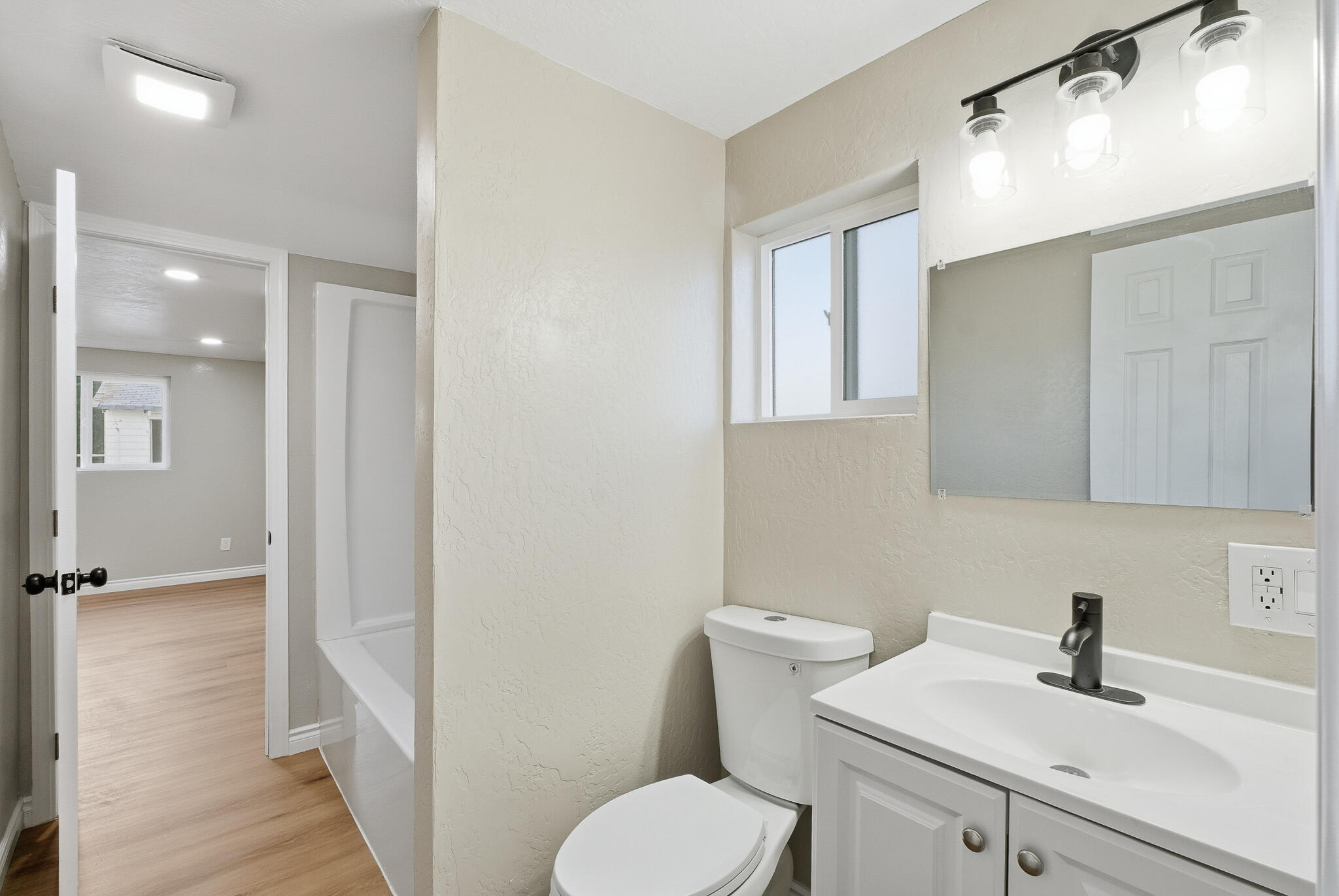 497 N Oakview Ave, Farmersville, CA 93223