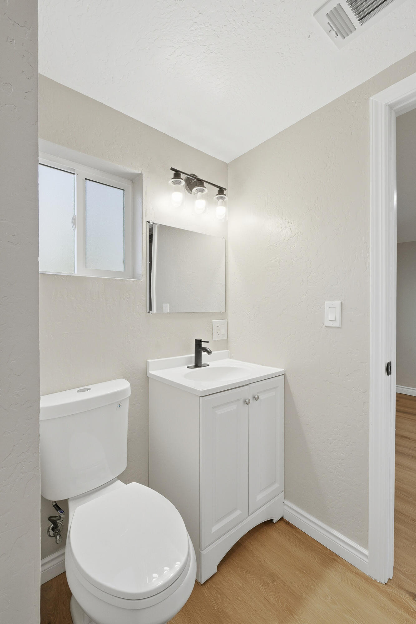 497 N Oakview Ave, Farmersville, CA 93223