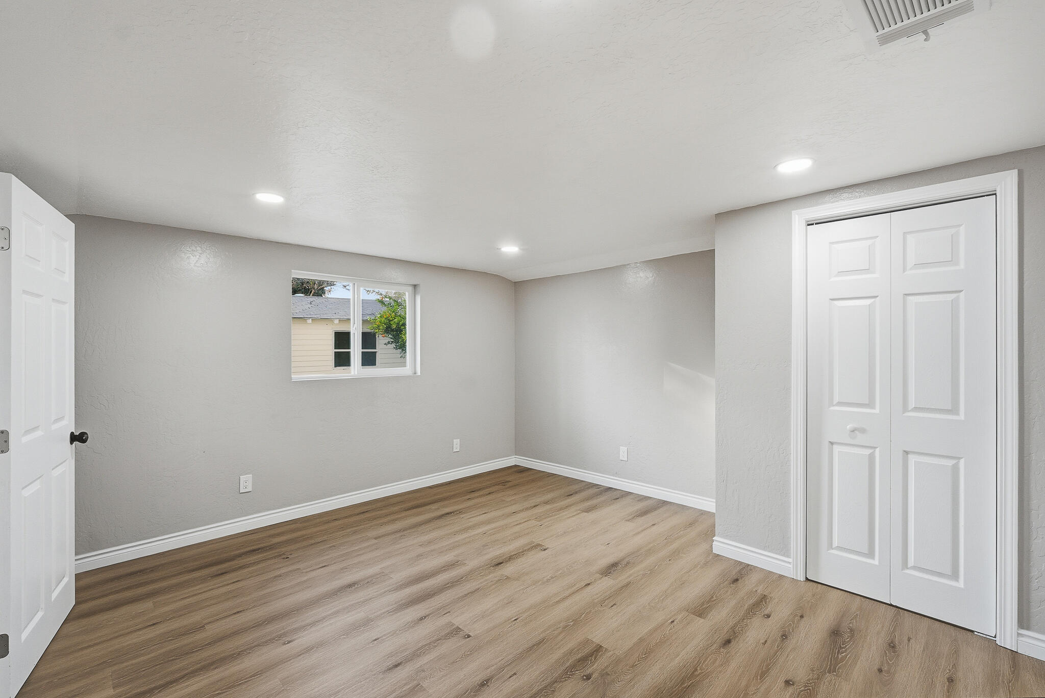 497 N Oakview Ave, Farmersville, CA 93223