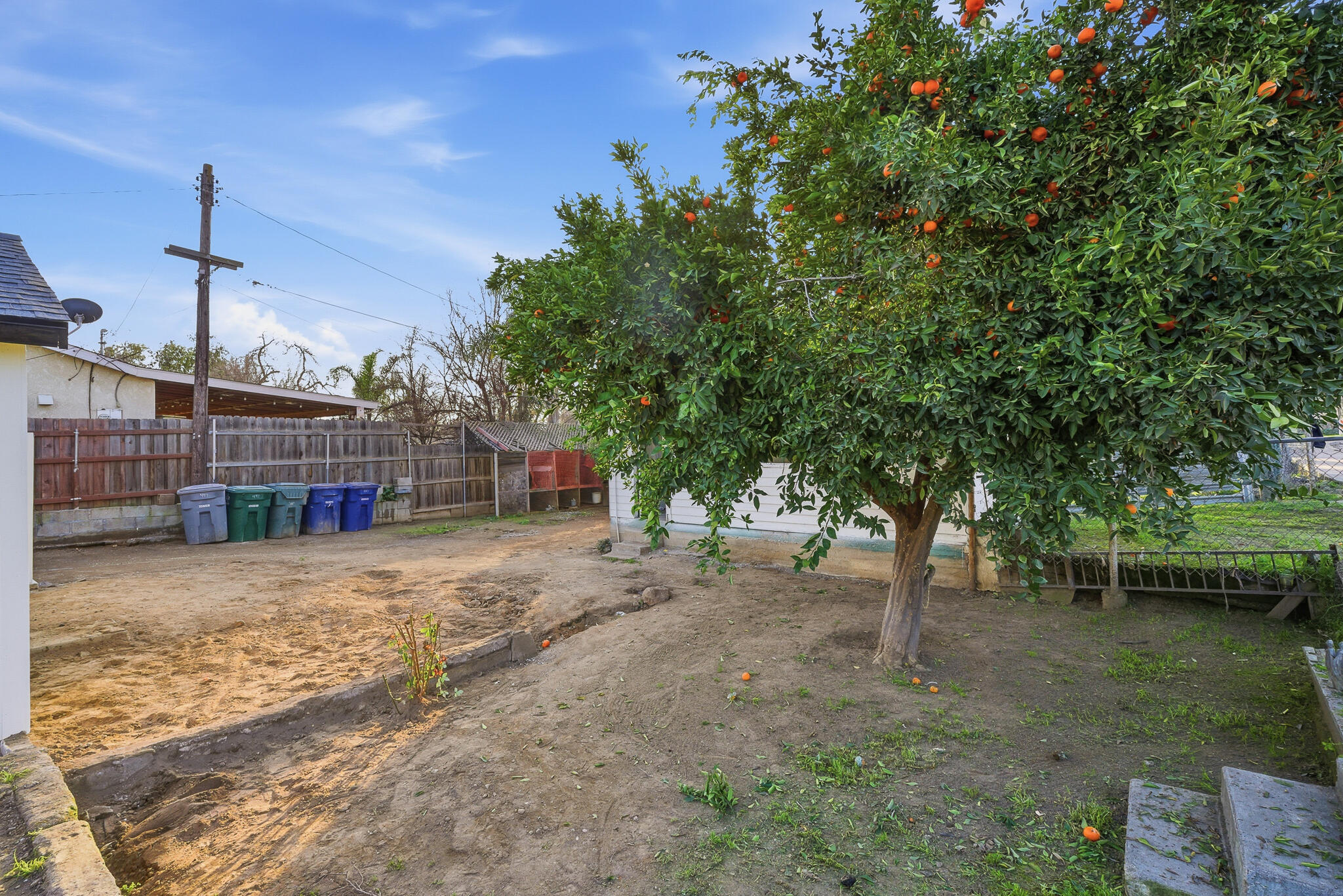 497 N Oakview Ave, Farmersville, CA 93223