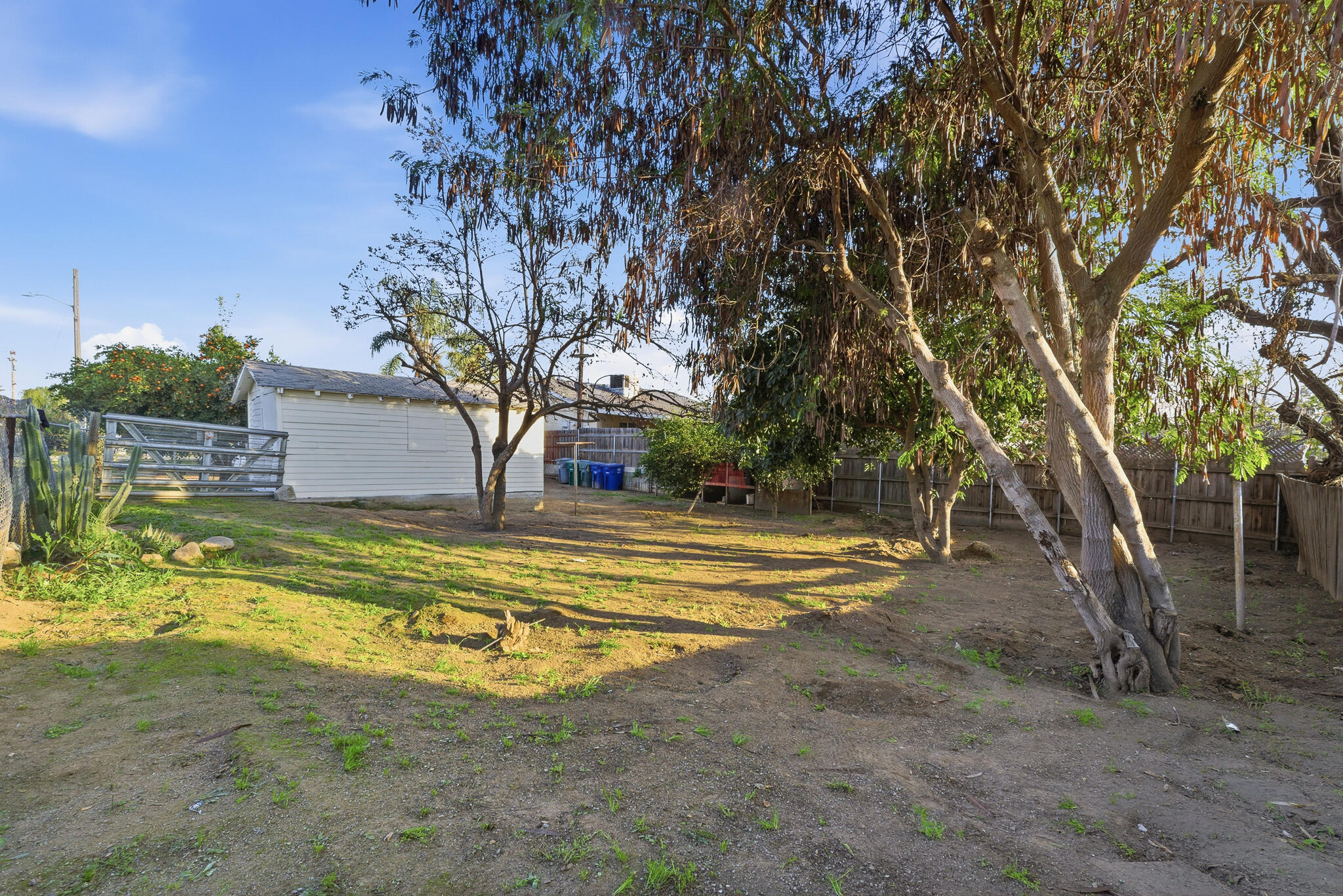 497 N Oakview Ave, Farmersville, CA 93223