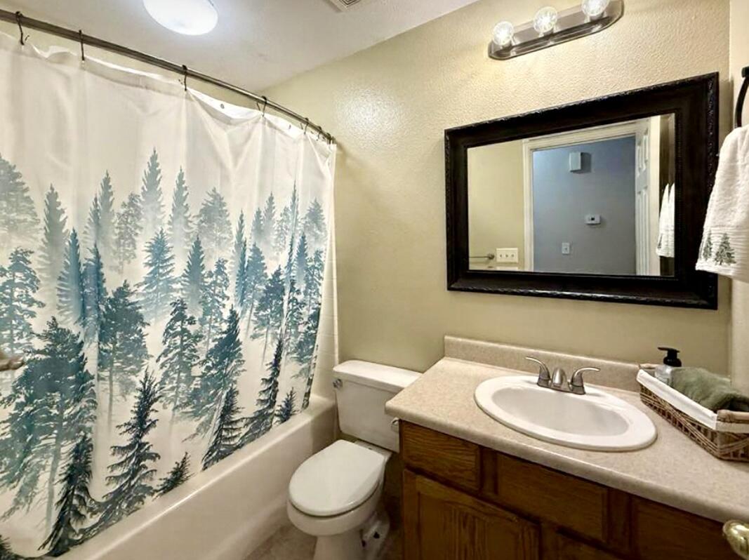 1865 La Vida Ave, Porterville, CA 93257